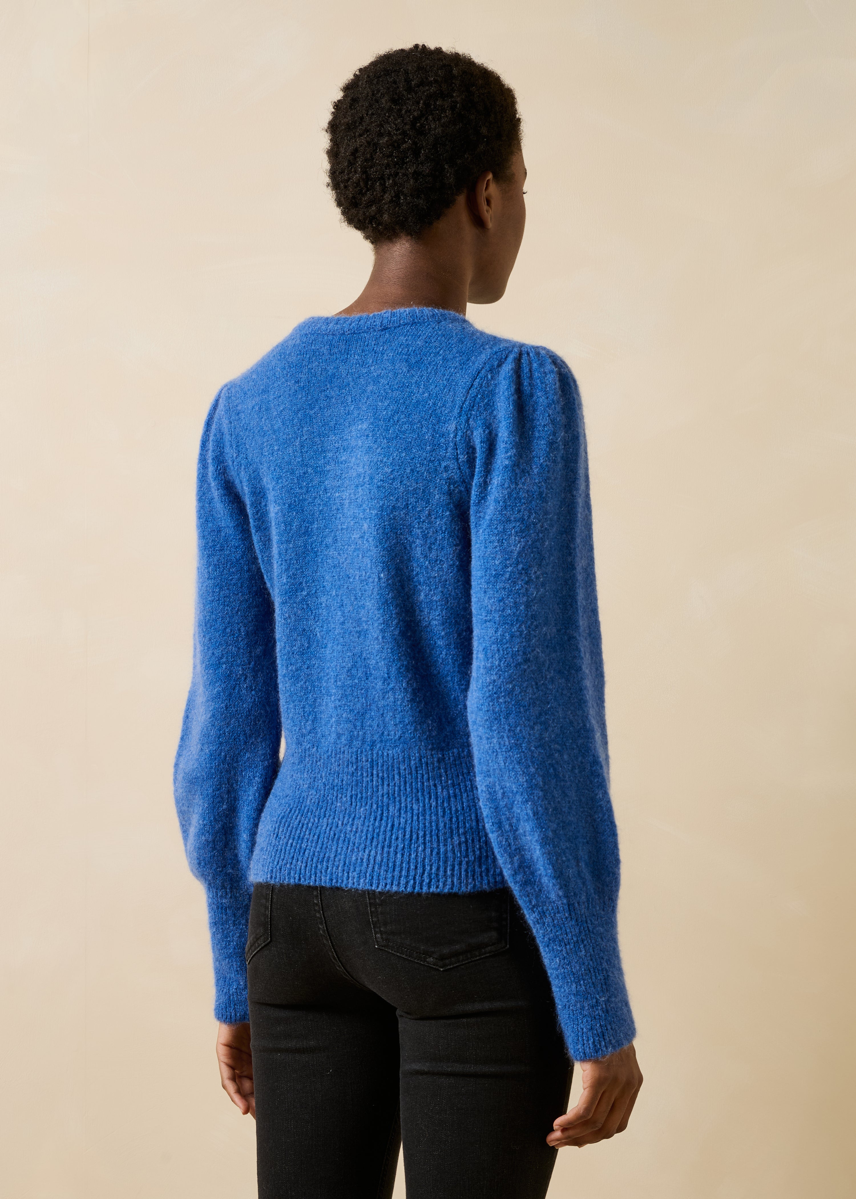 Maglione blu dritto con scollo rotondo