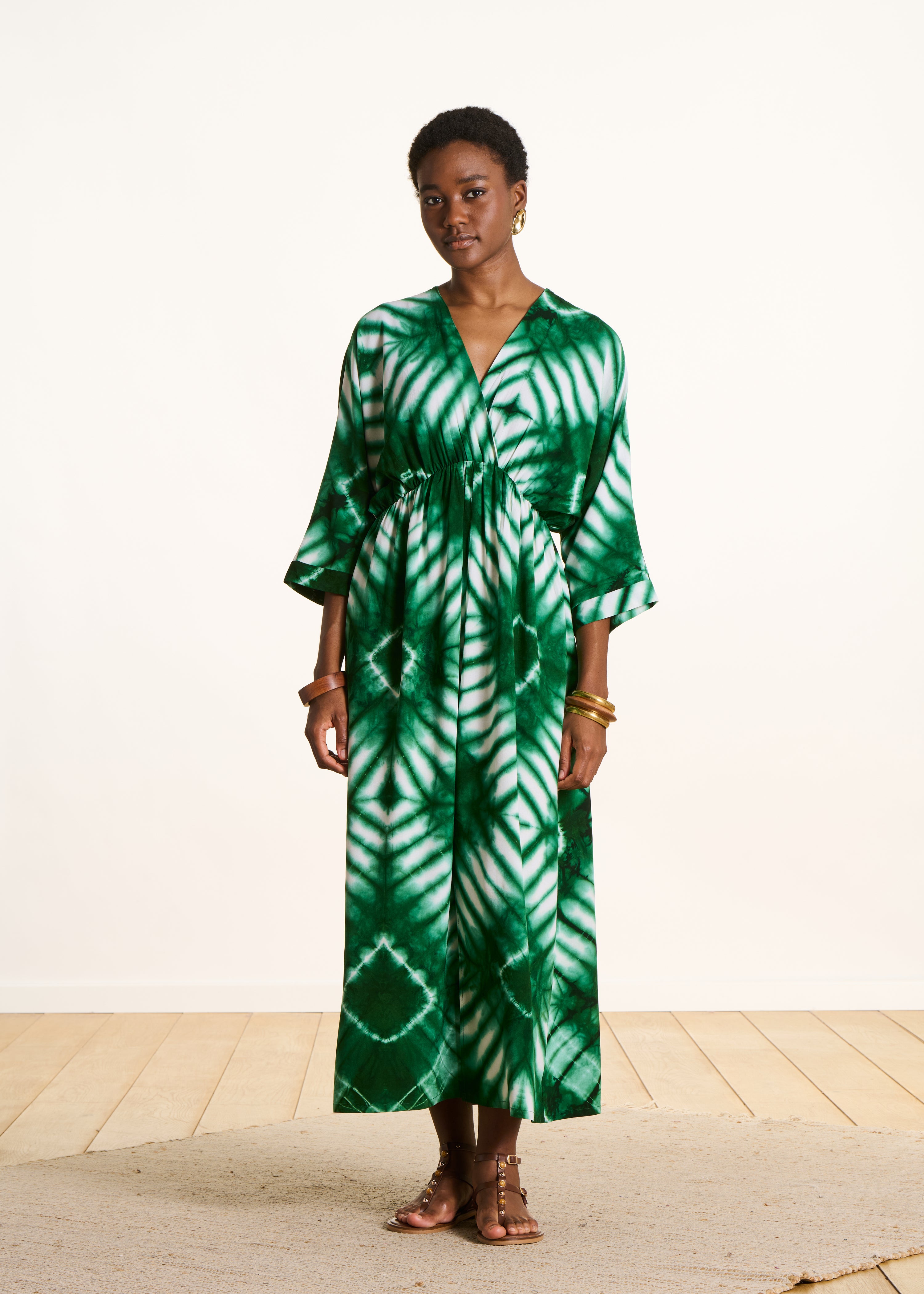 Long green dress with 3/4 sleeves and print