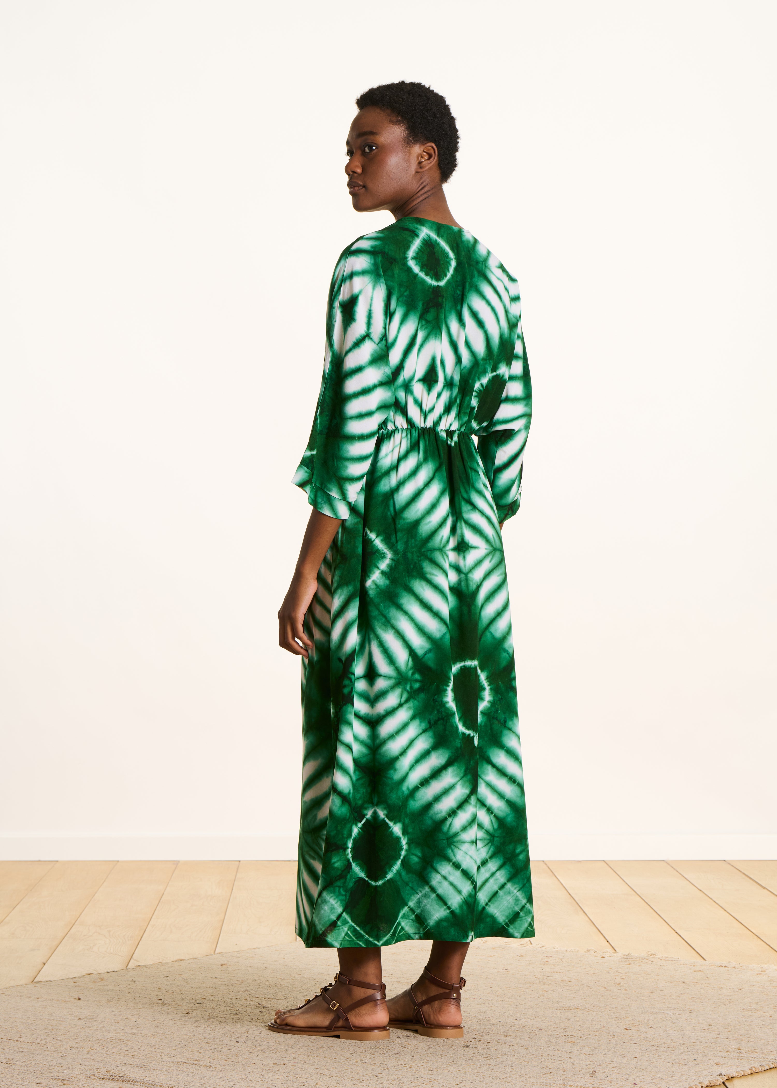 Long green dress with 3/4 sleeves and print