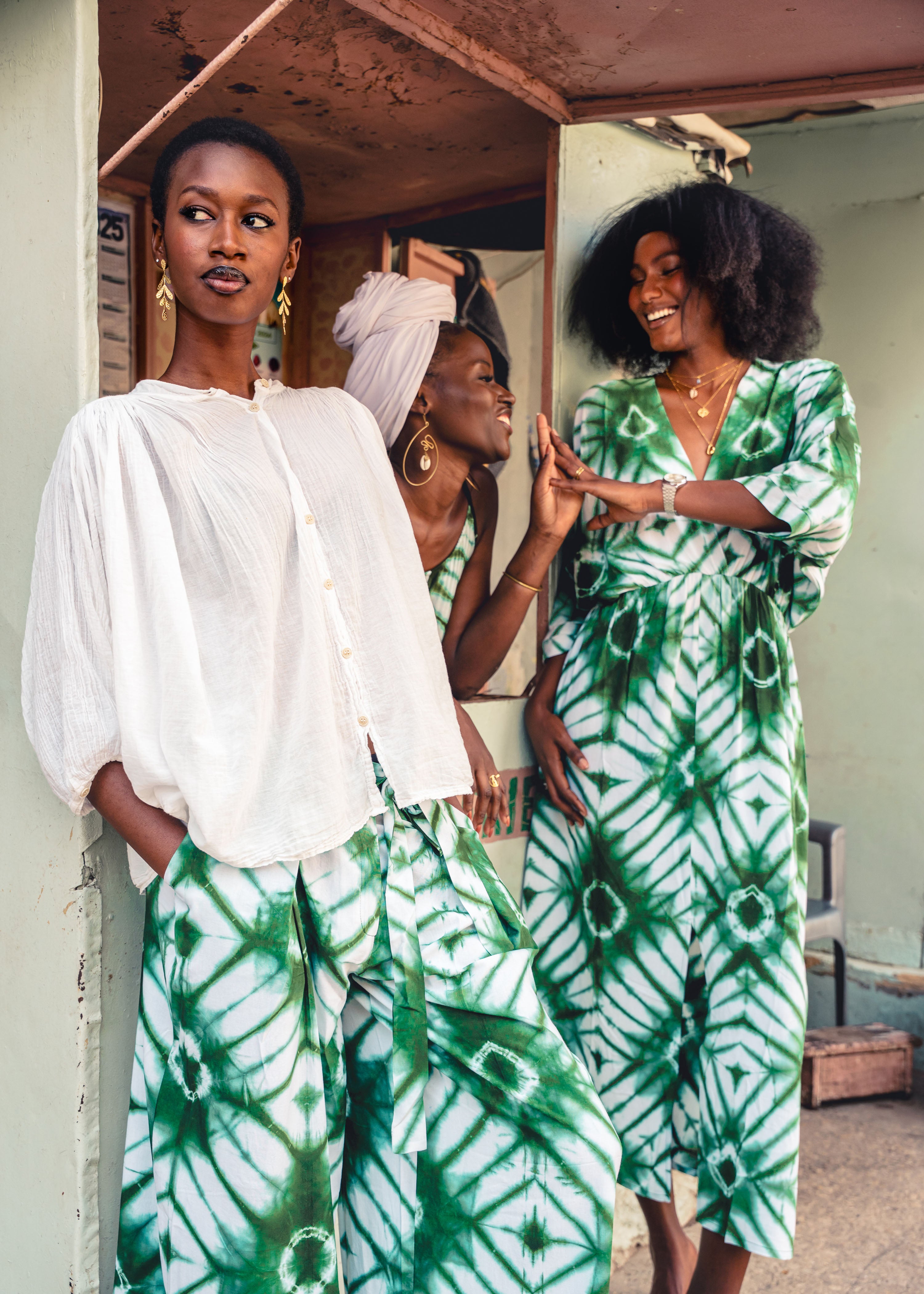 Long green dress with 3/4 sleeves and print