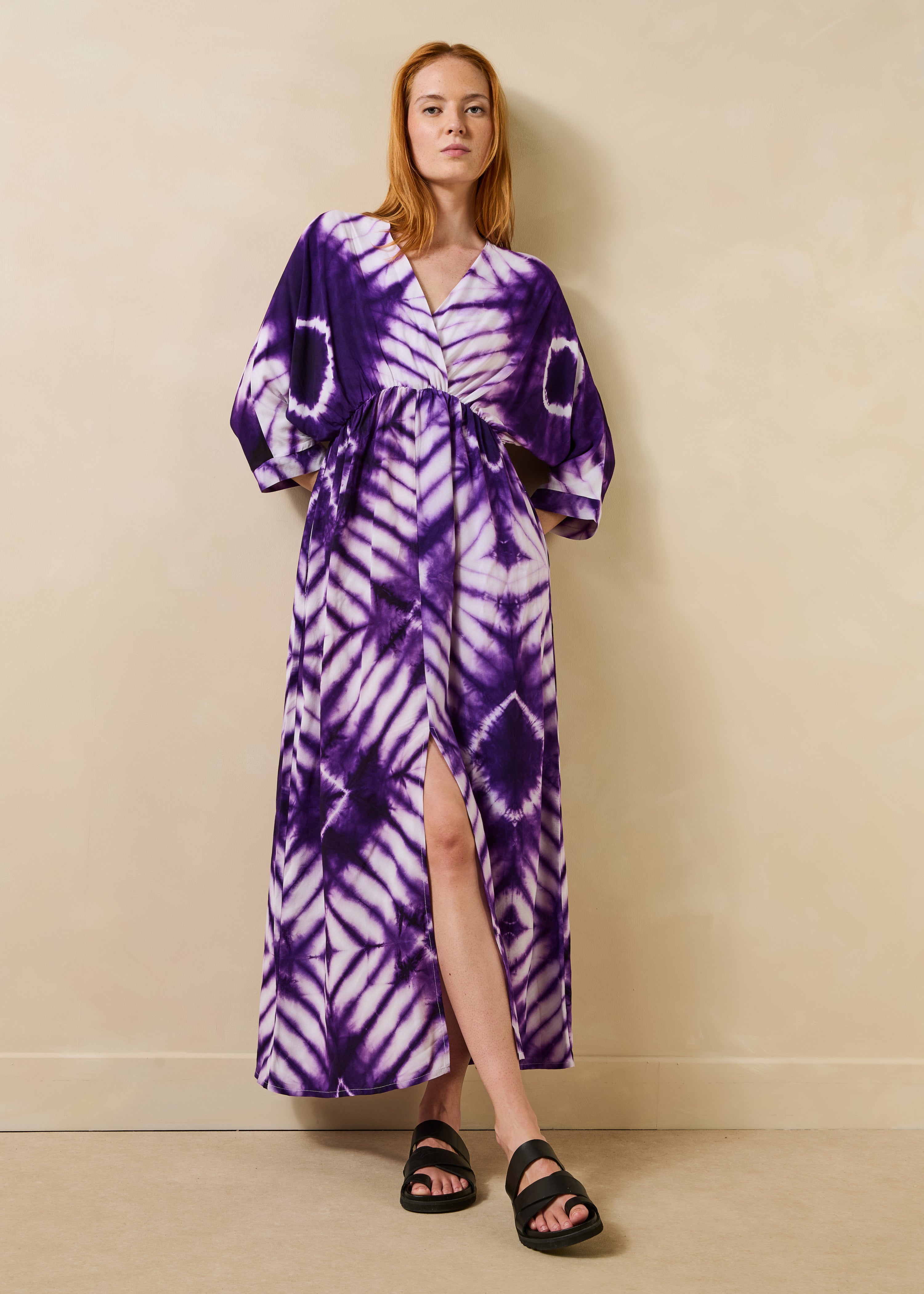 Vestido largo violeta con mangas 3/4 y estampado