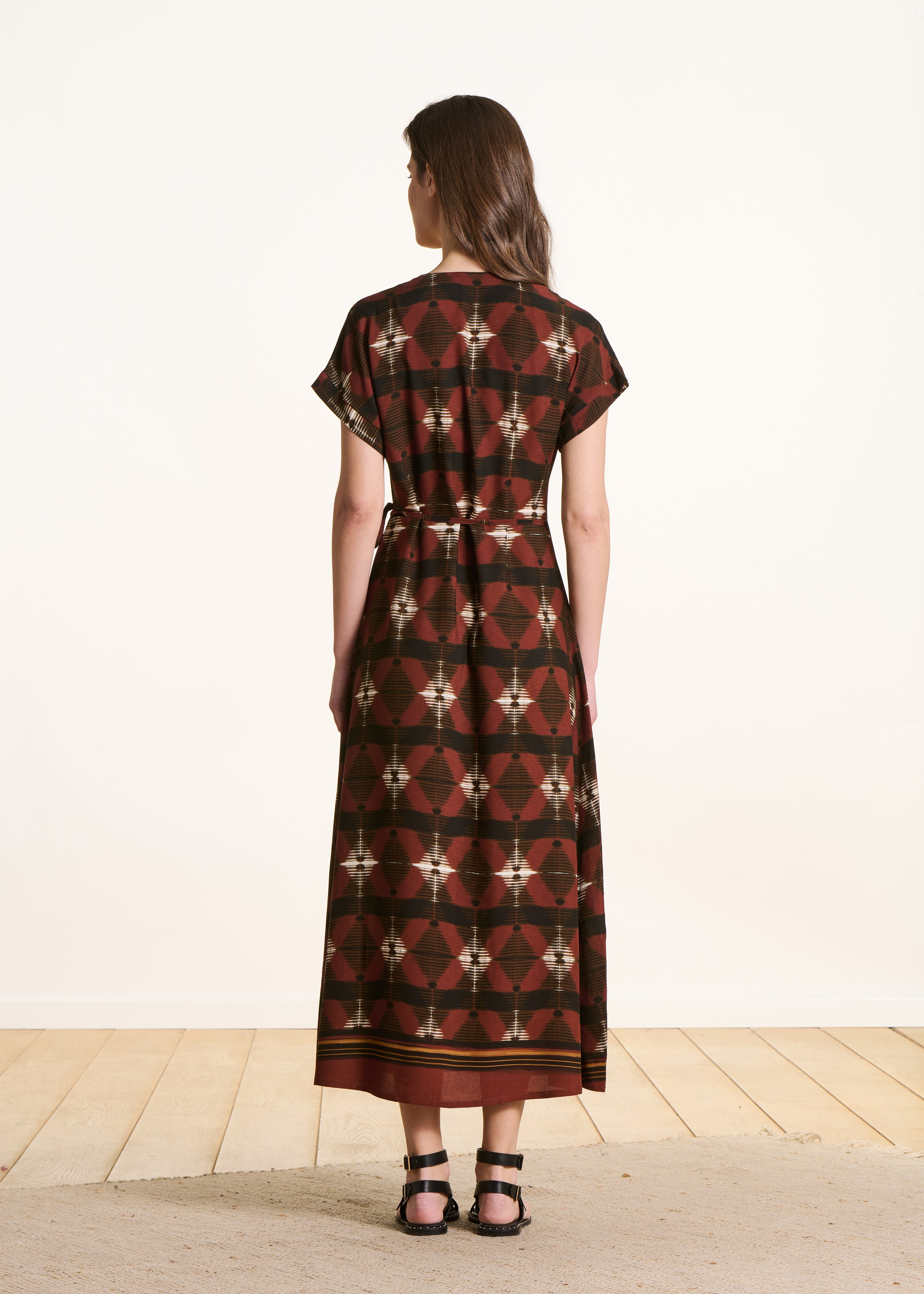 Lange wikkeljurk in bruin met print