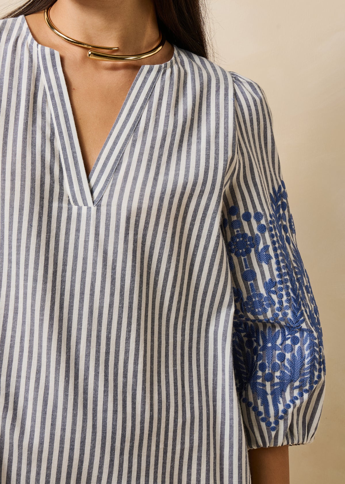 Vestido corto a rayas con motivo jacquard azul marino