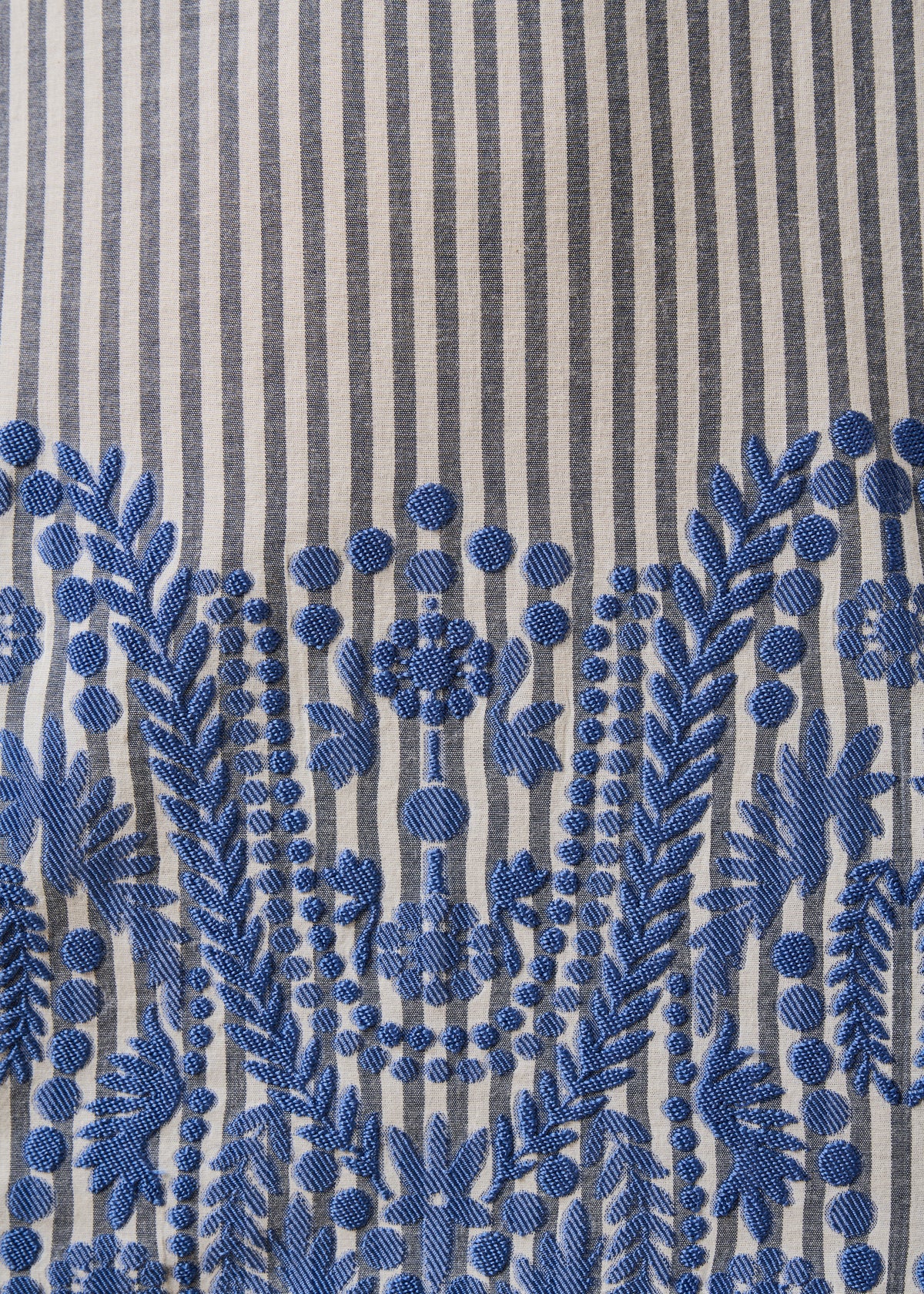 Vestido corto a rayas con motivo jacquard azul marino