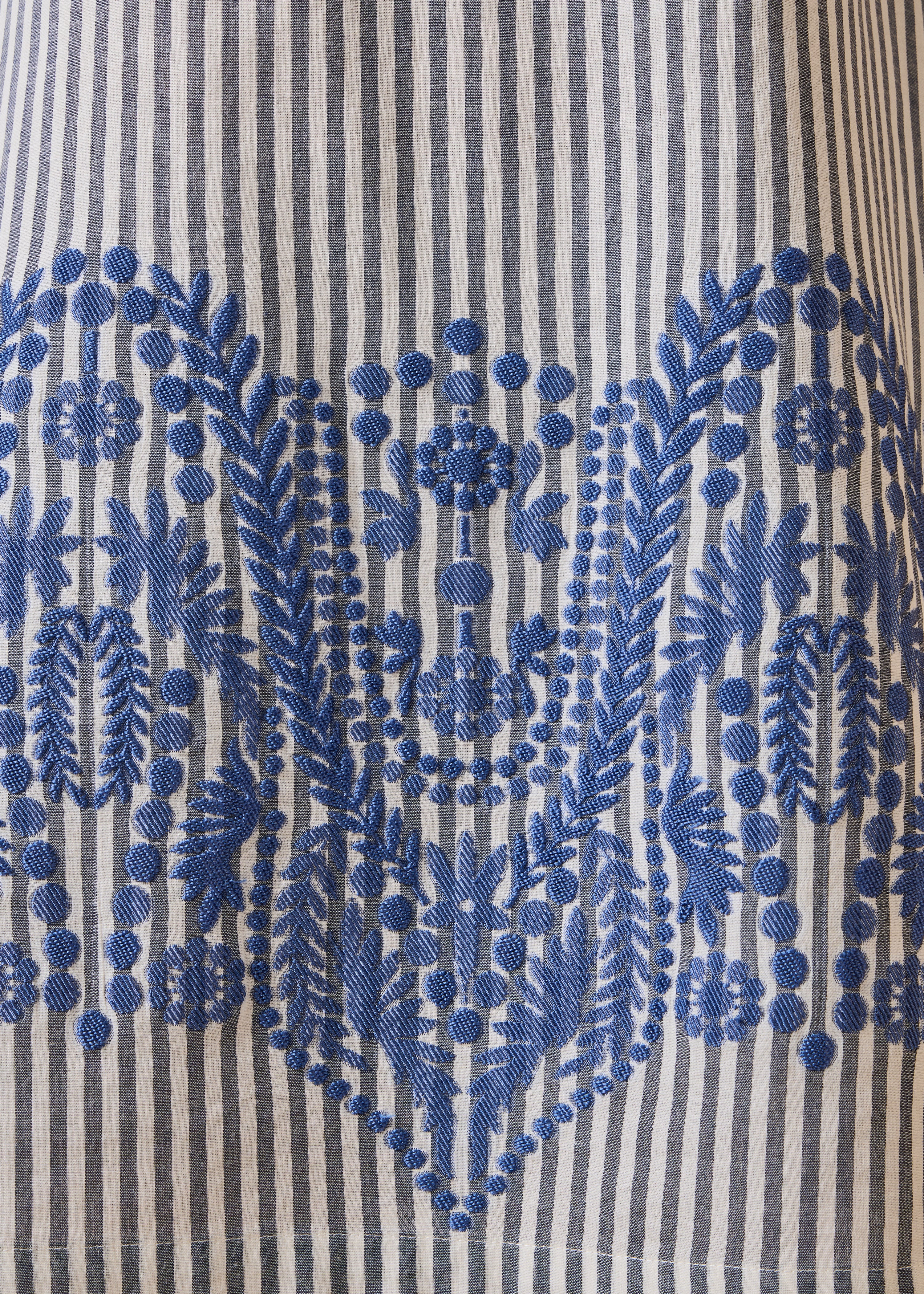 Kurzes Kleid mit Streifen und Jacquardmuster in Marineblau
