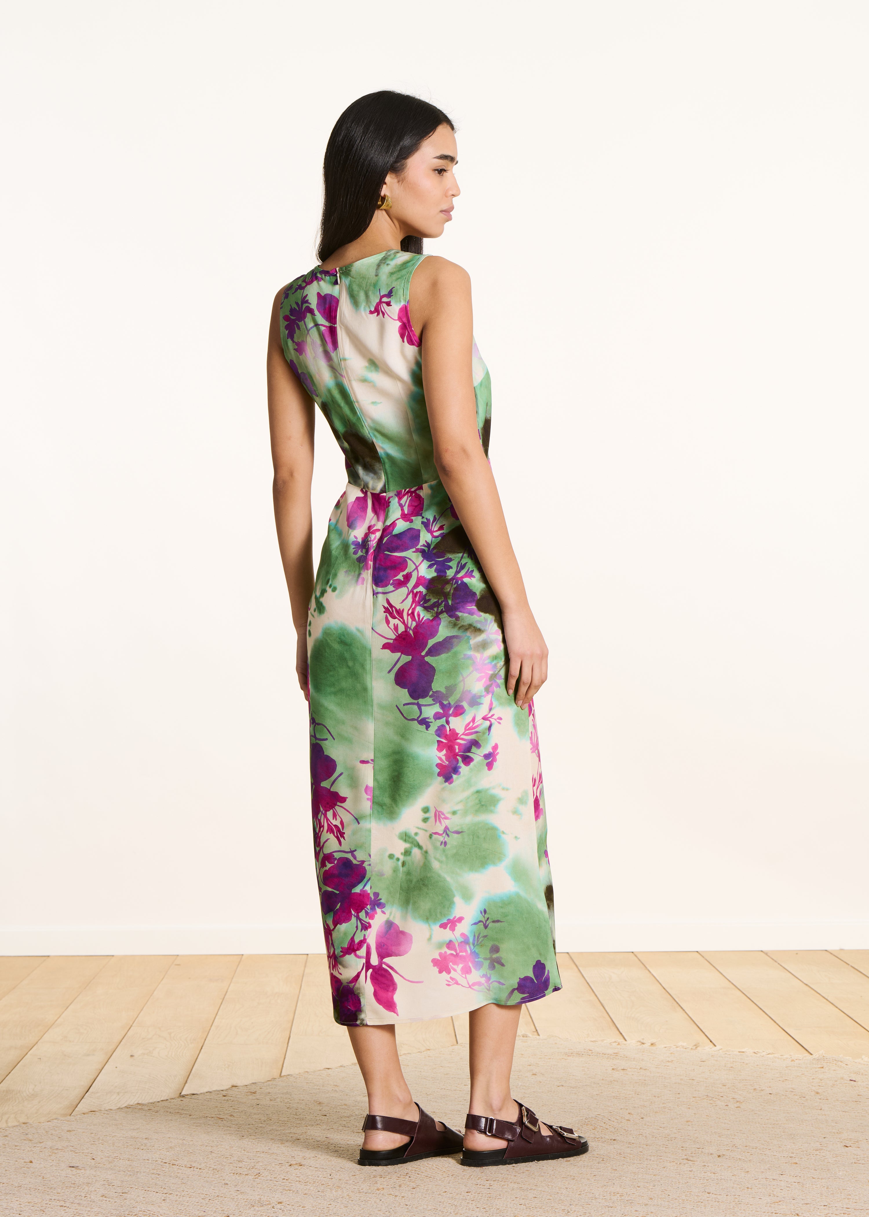 Langes Kleid mit grünem und rosafarbenem Blumenmuster
