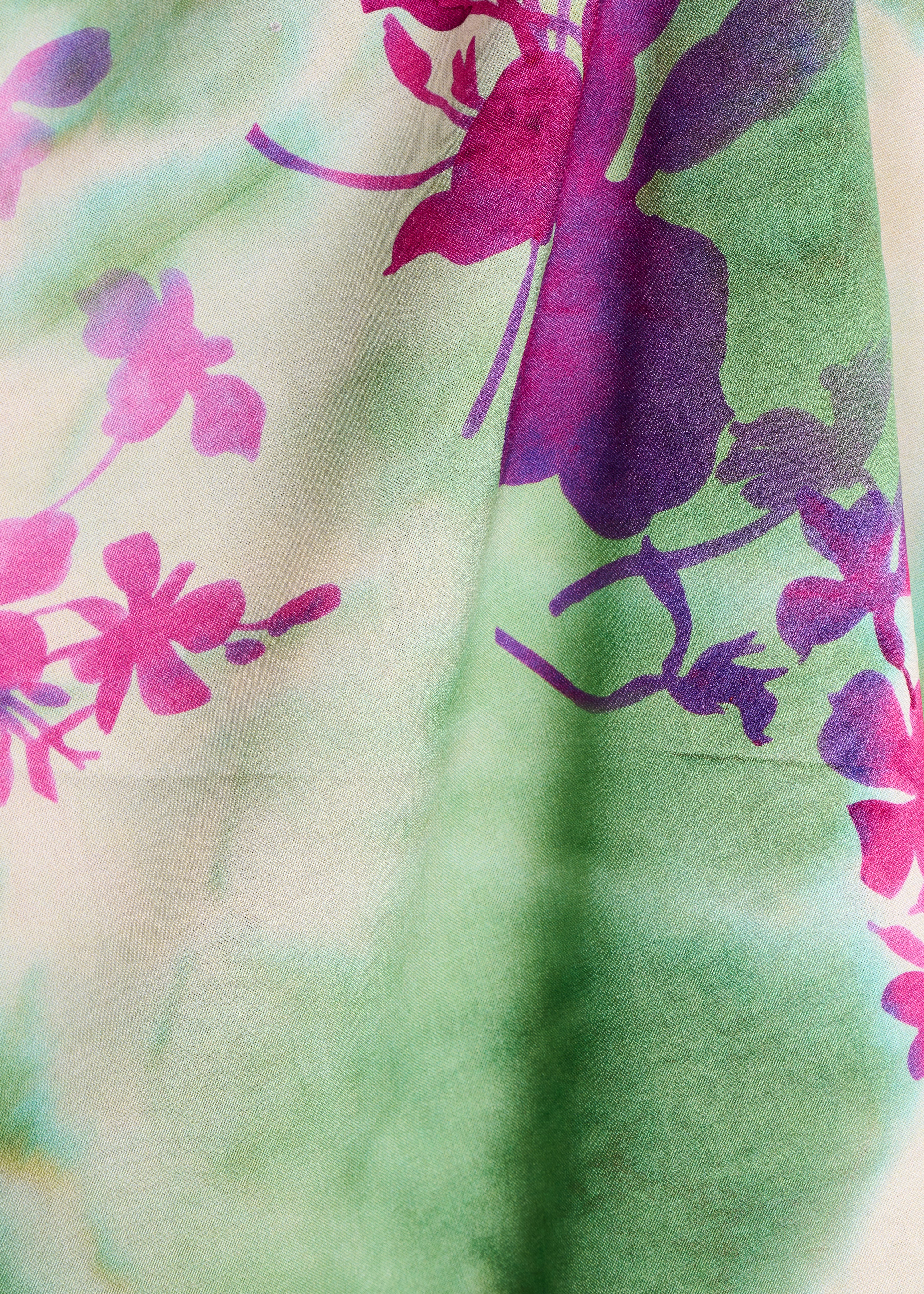 Langes Kleid mit grünem und rosafarbenem Blumenmuster