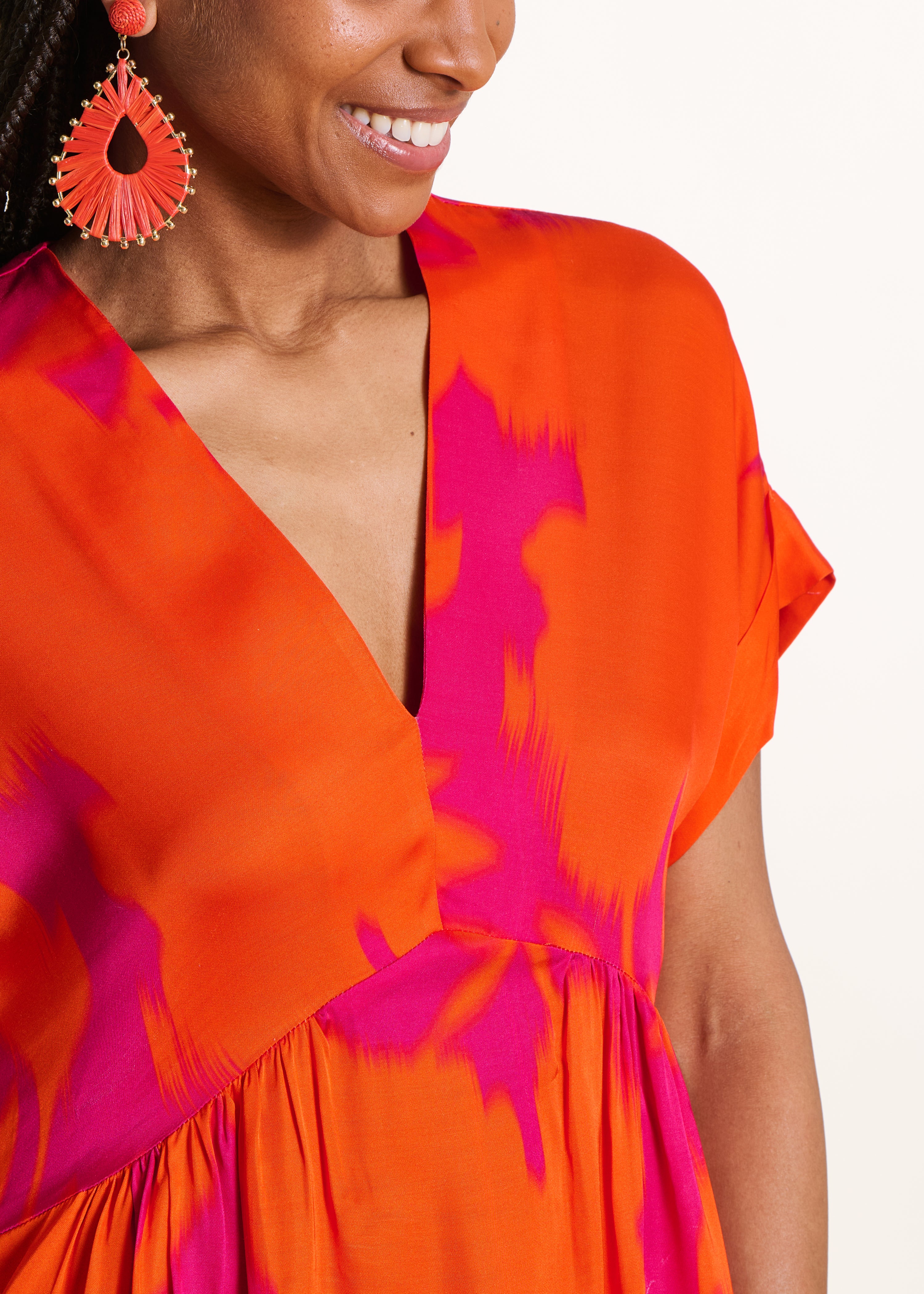 Langes Kleid aus Satin mit rosa-orangefarbenem Blumenmuster