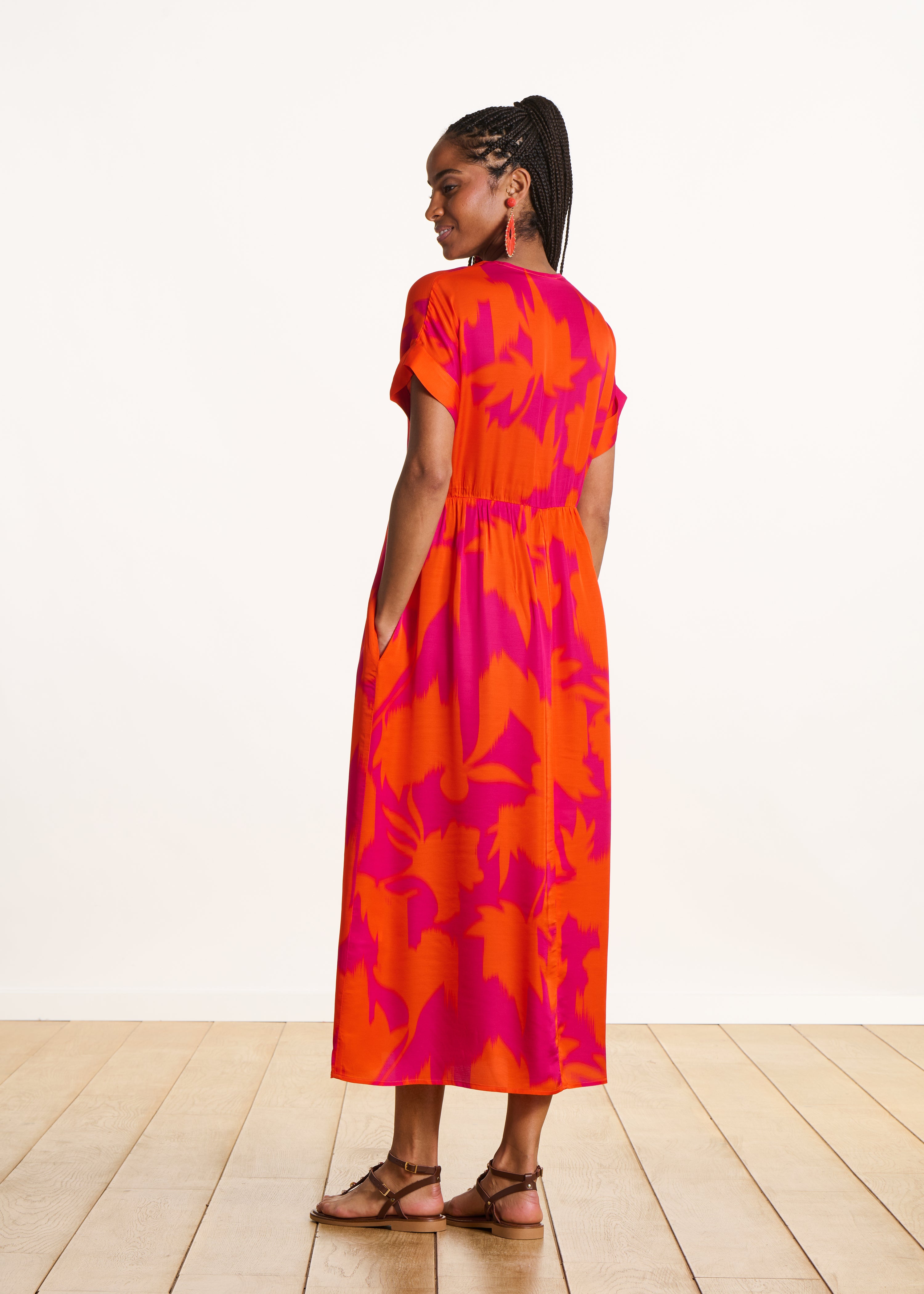 Langes Kleid aus Satin mit rosa-orangefarbenem Blumenmuster