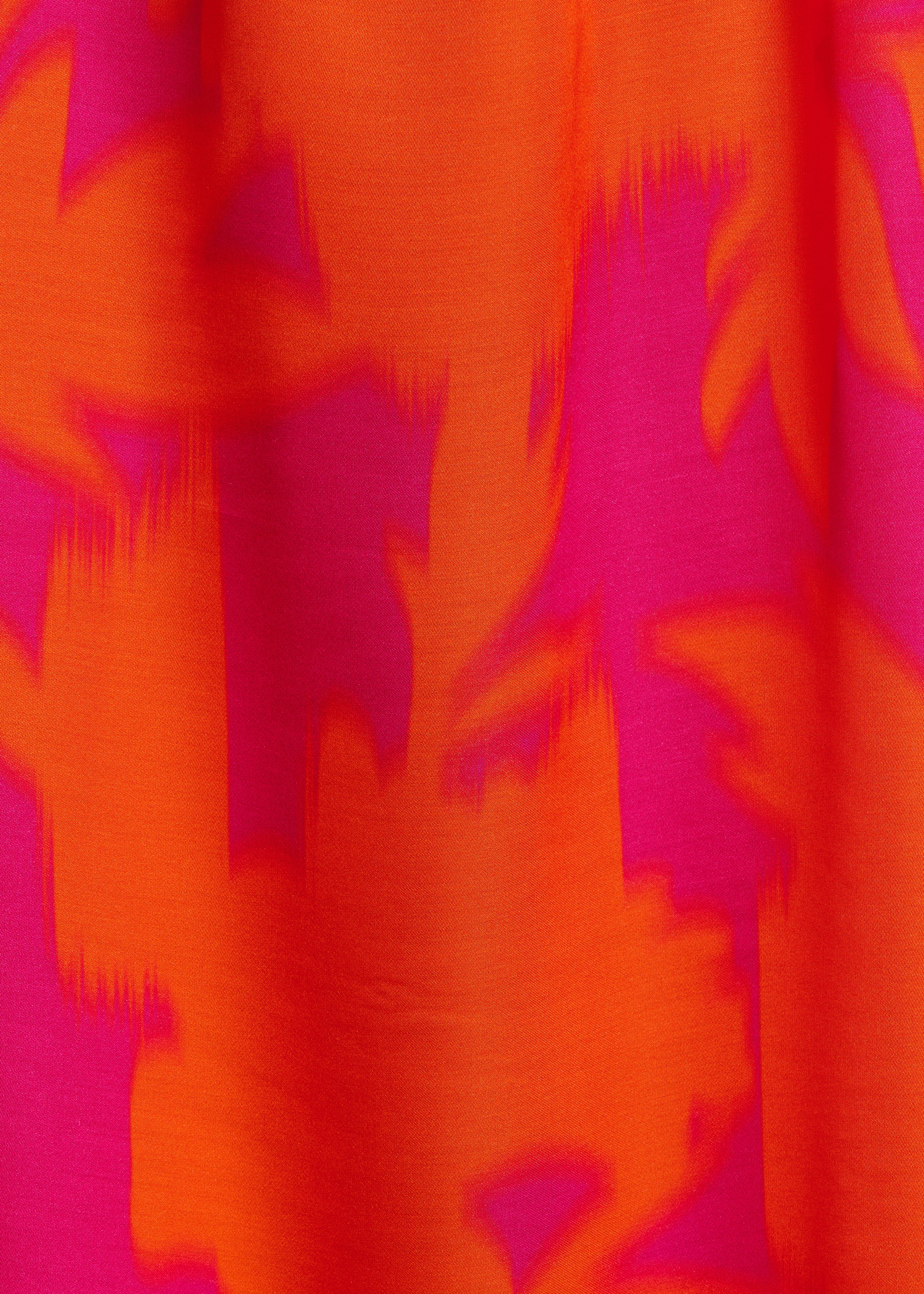 Langes Kleid aus Satin mit rosa-orangefarbenem Blumenmuster