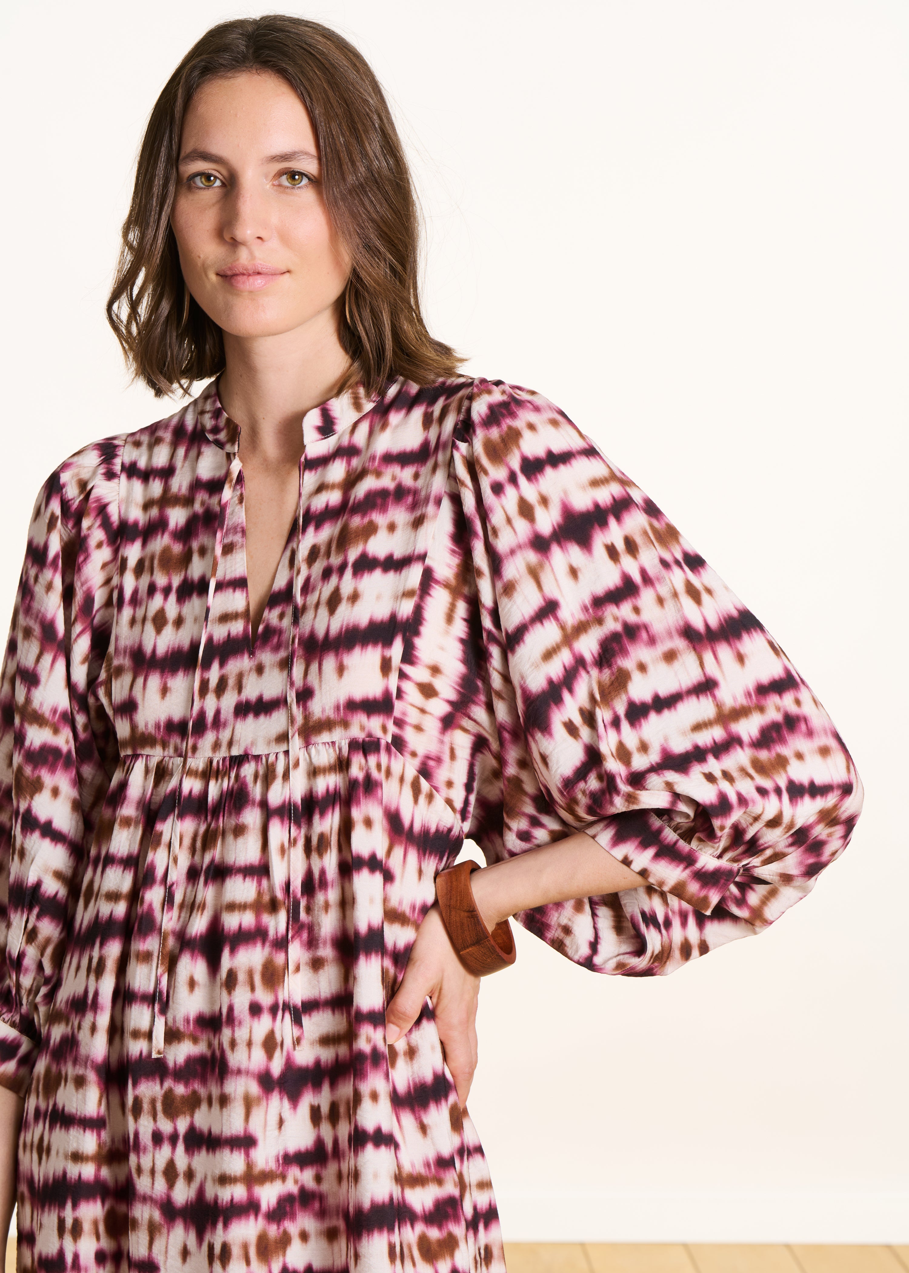 Loose long dress with burgundy tie-dye print