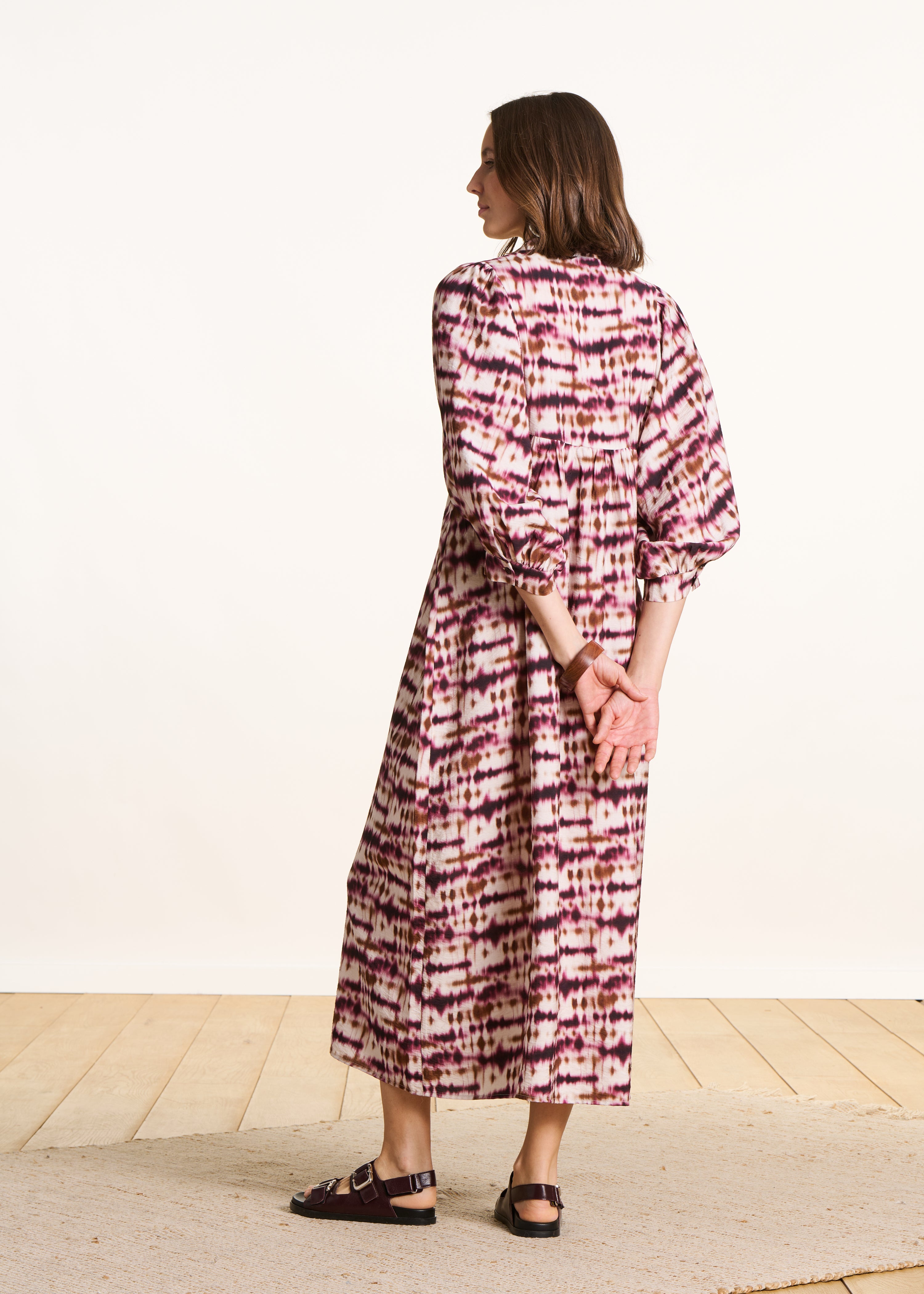 Loose long dress with burgundy tie-dye print