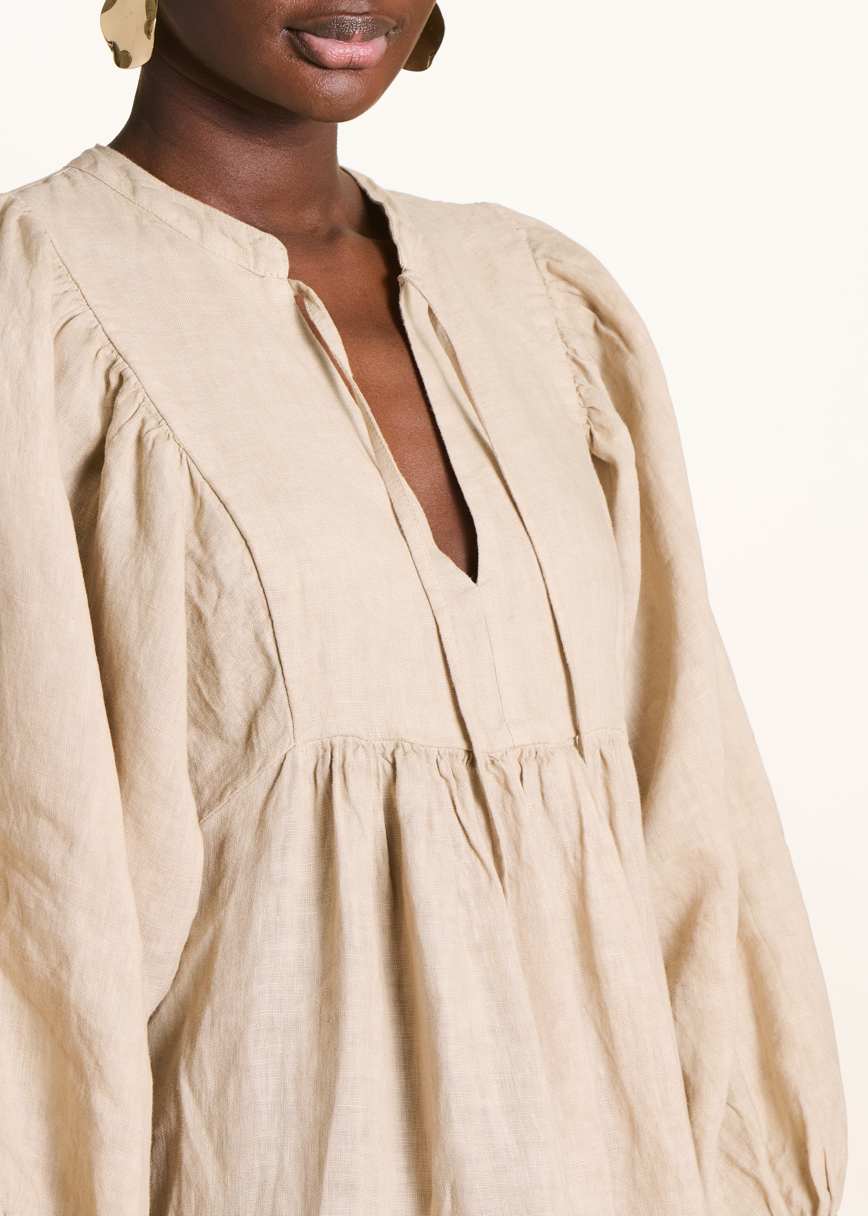 Langer beiger Leinenkleid mit langen Ärmeln