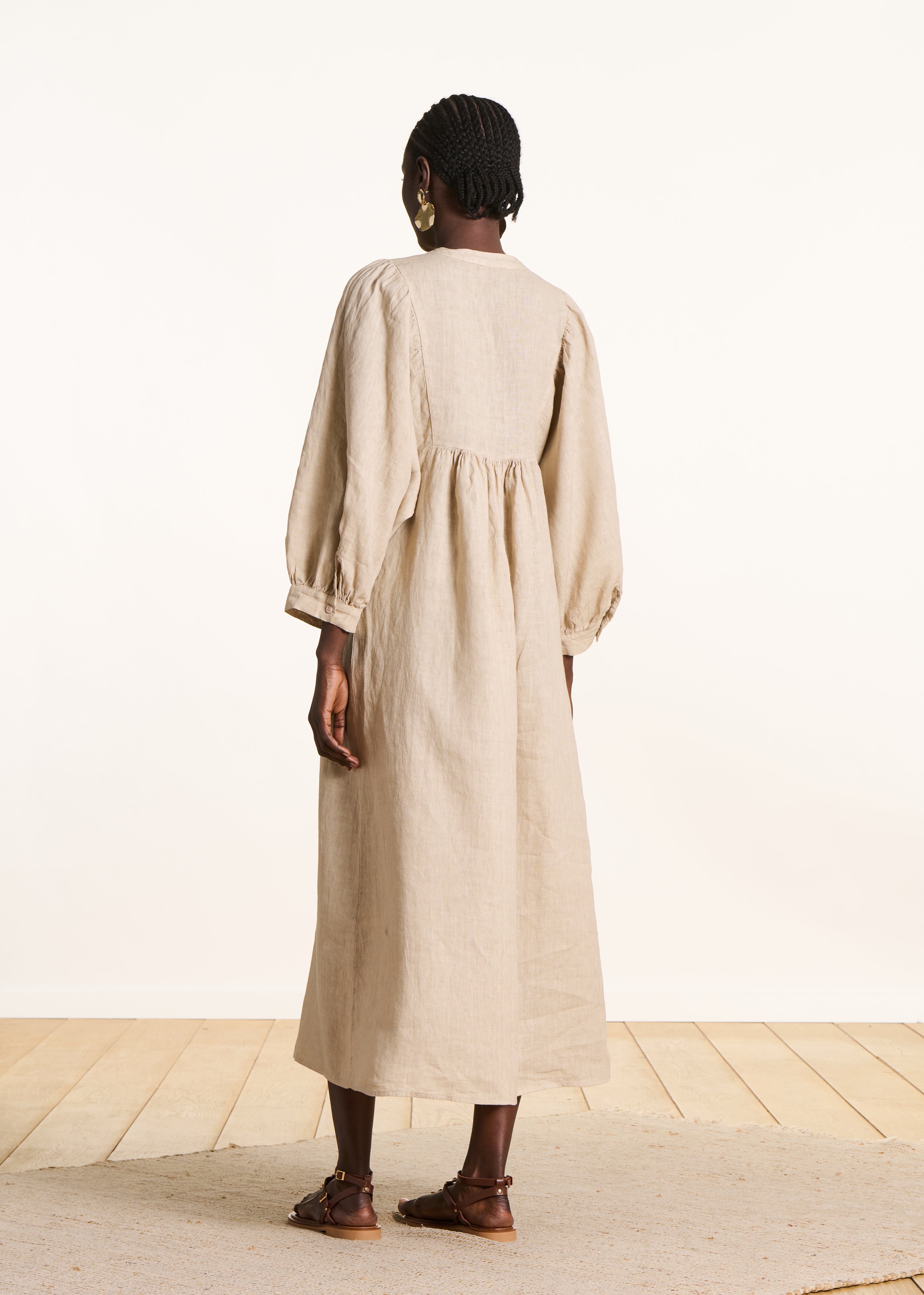 Langer beiger Leinenkleid mit langen Ärmeln