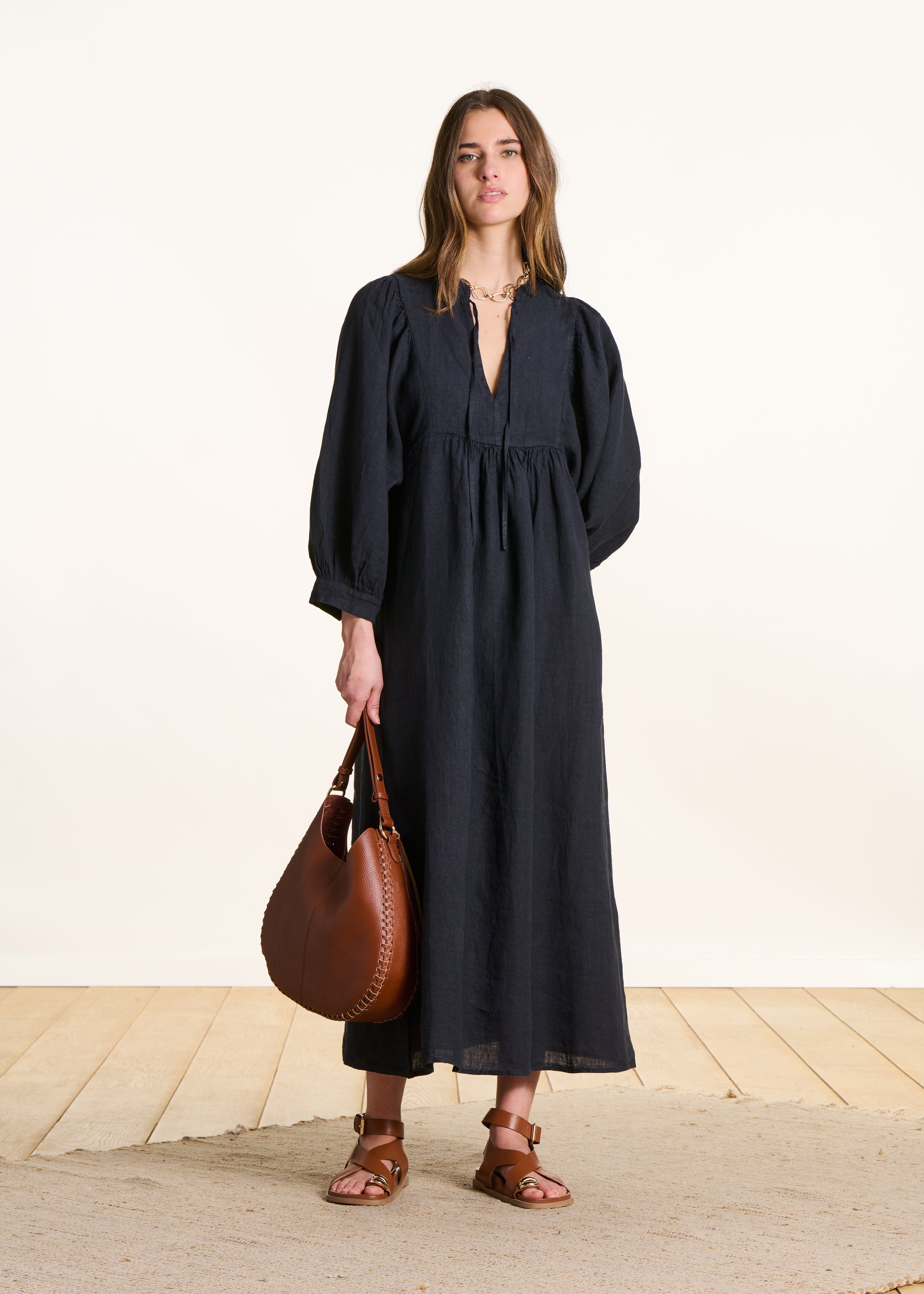 Vestido largo azul oscuro de lino con mangas largas