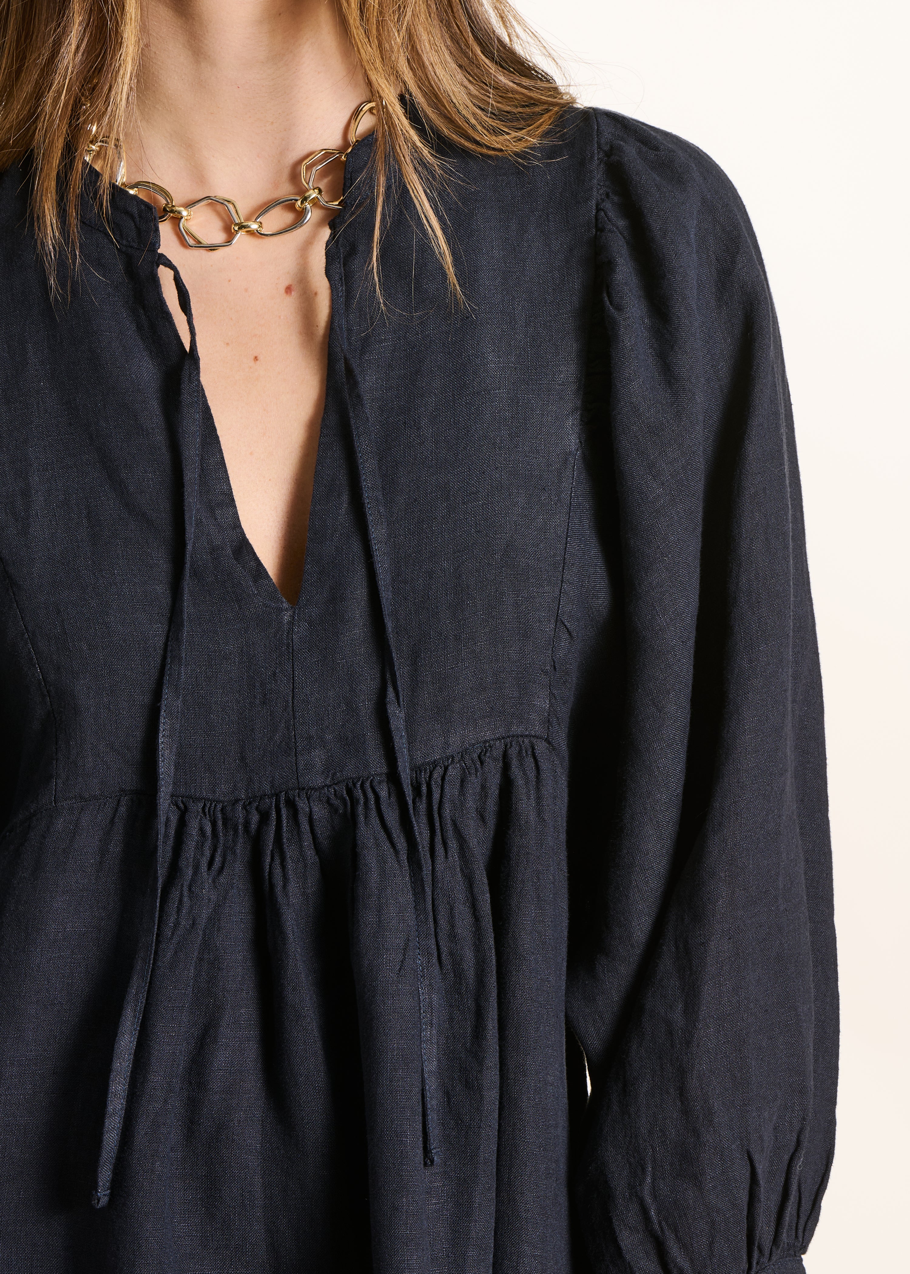 Vestido largo azul oscuro de lino con mangas largas