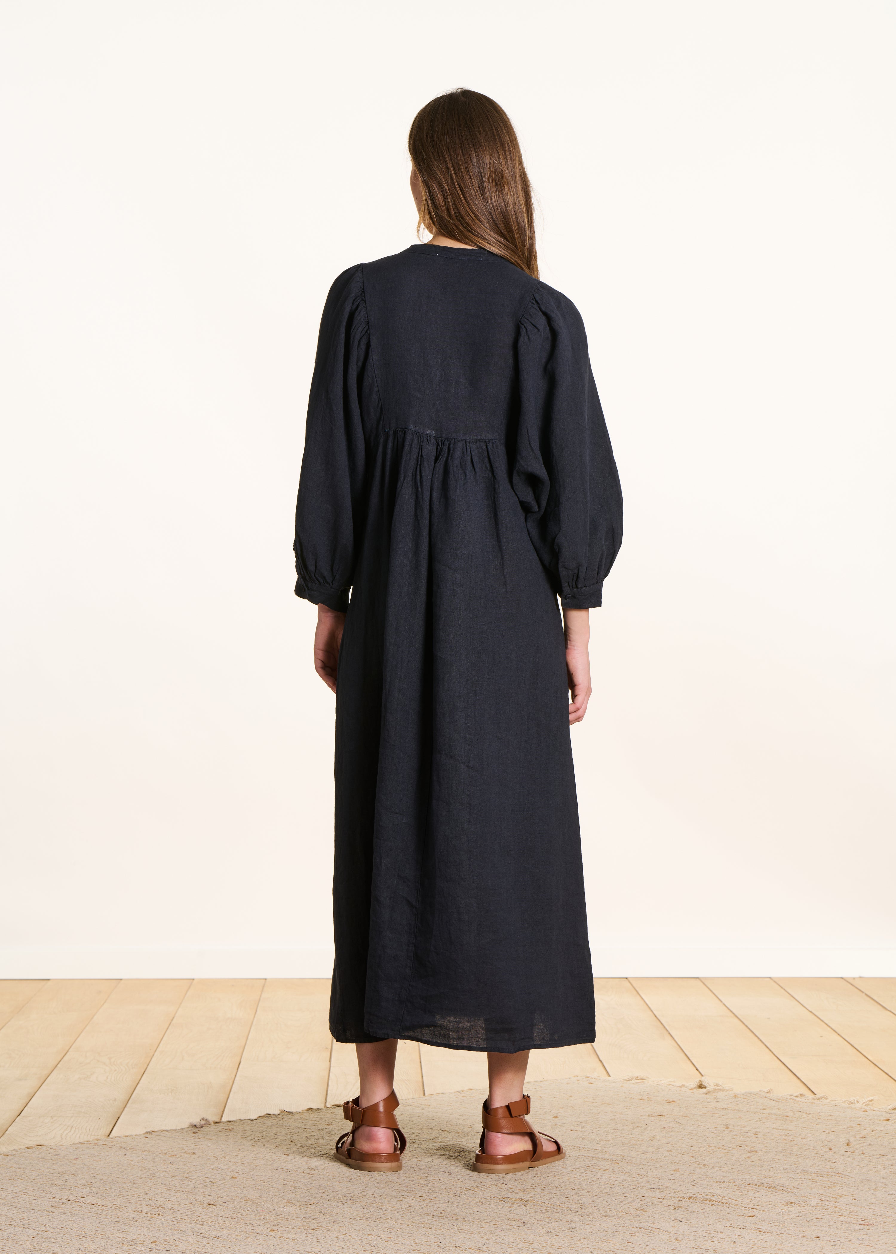Vestido largo azul oscuro de lino con mangas largas