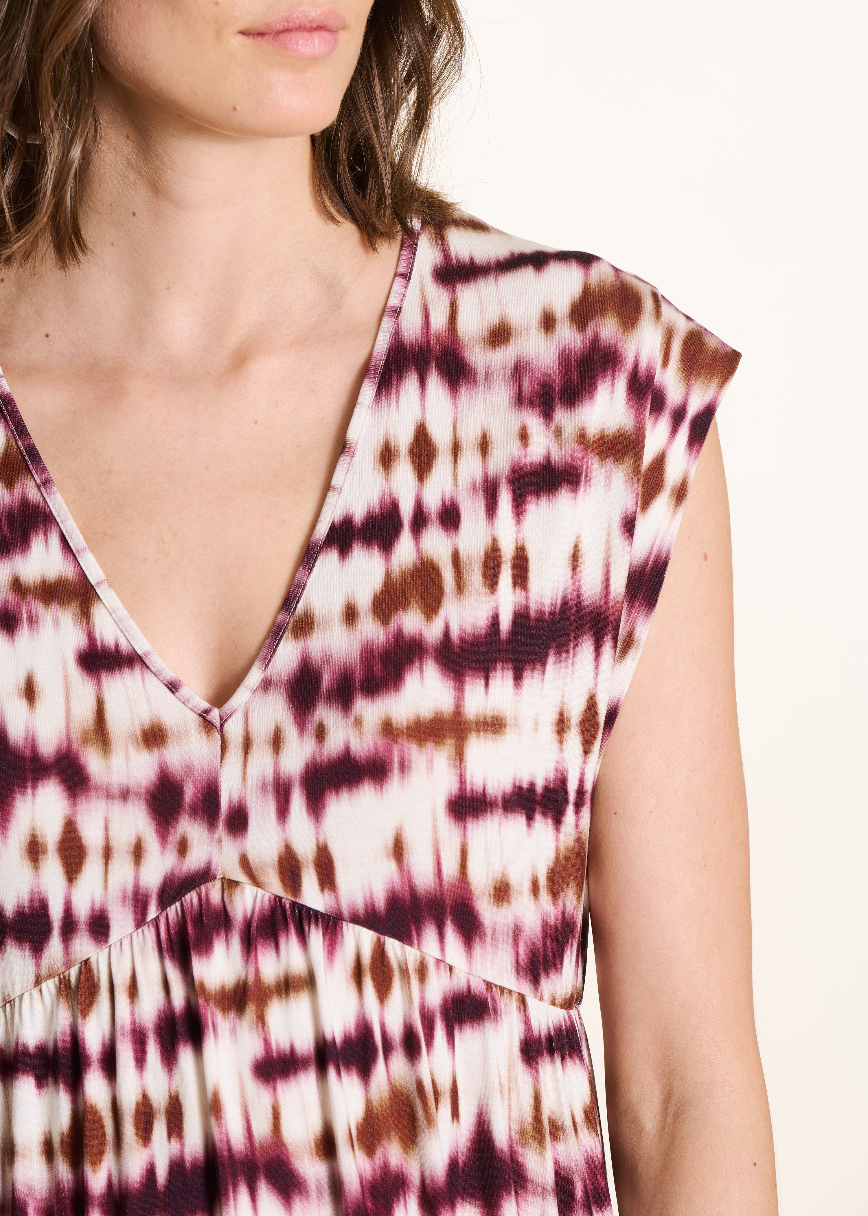 Midi dress with V-neck and burgundy tie-dye print