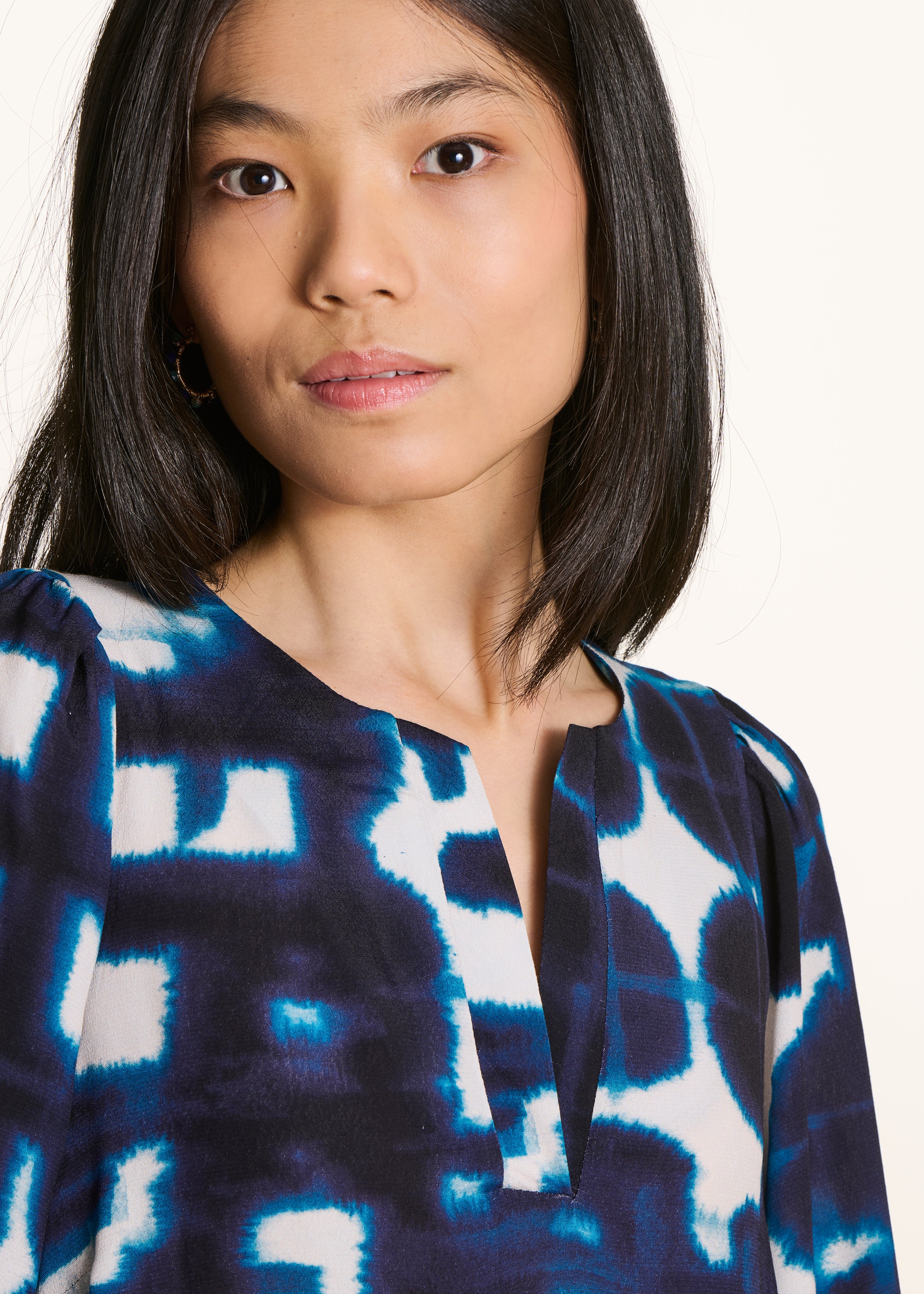Loose short blue printed dress with long sleeves
