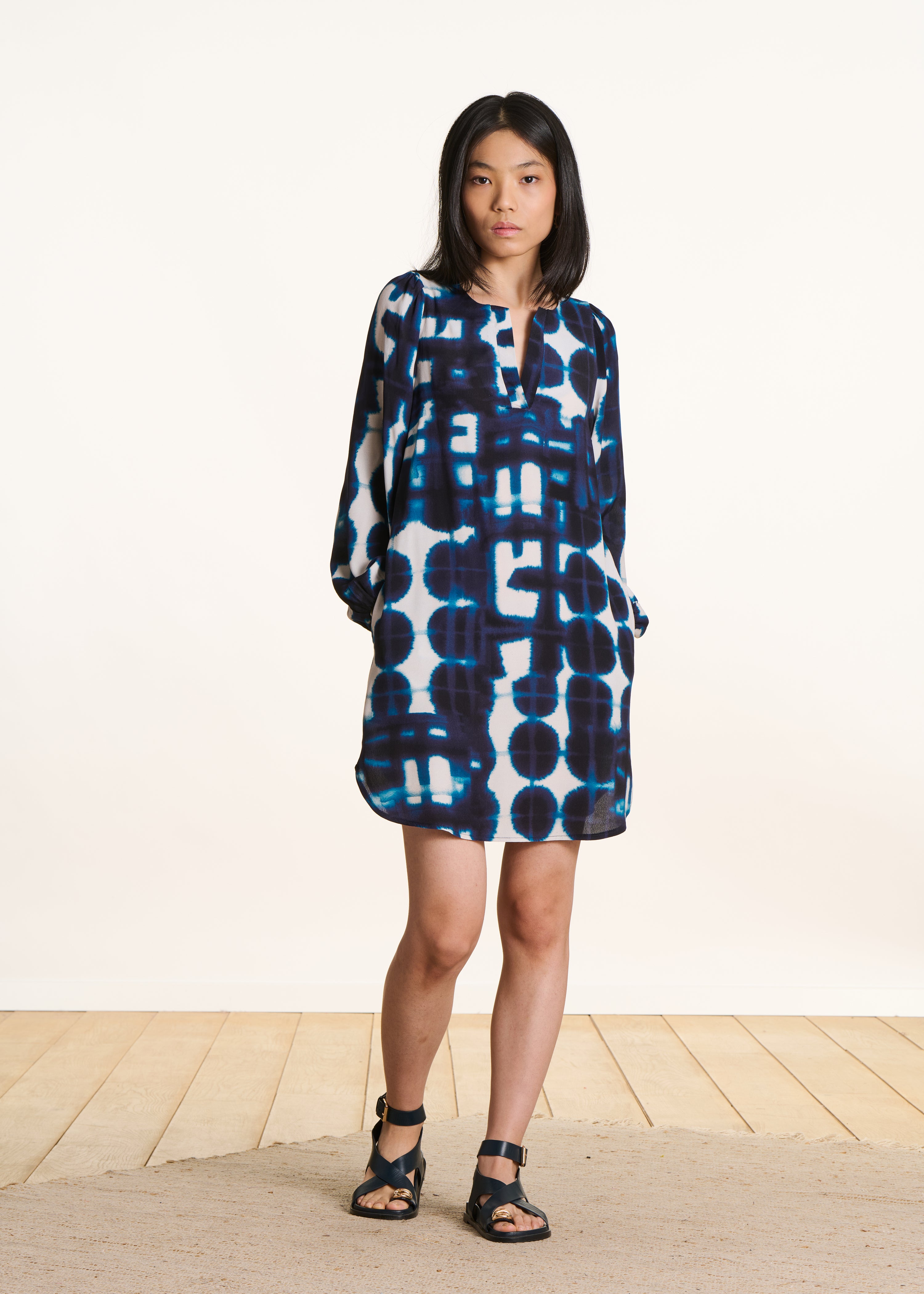 Loose short blue printed dress with long sleeves