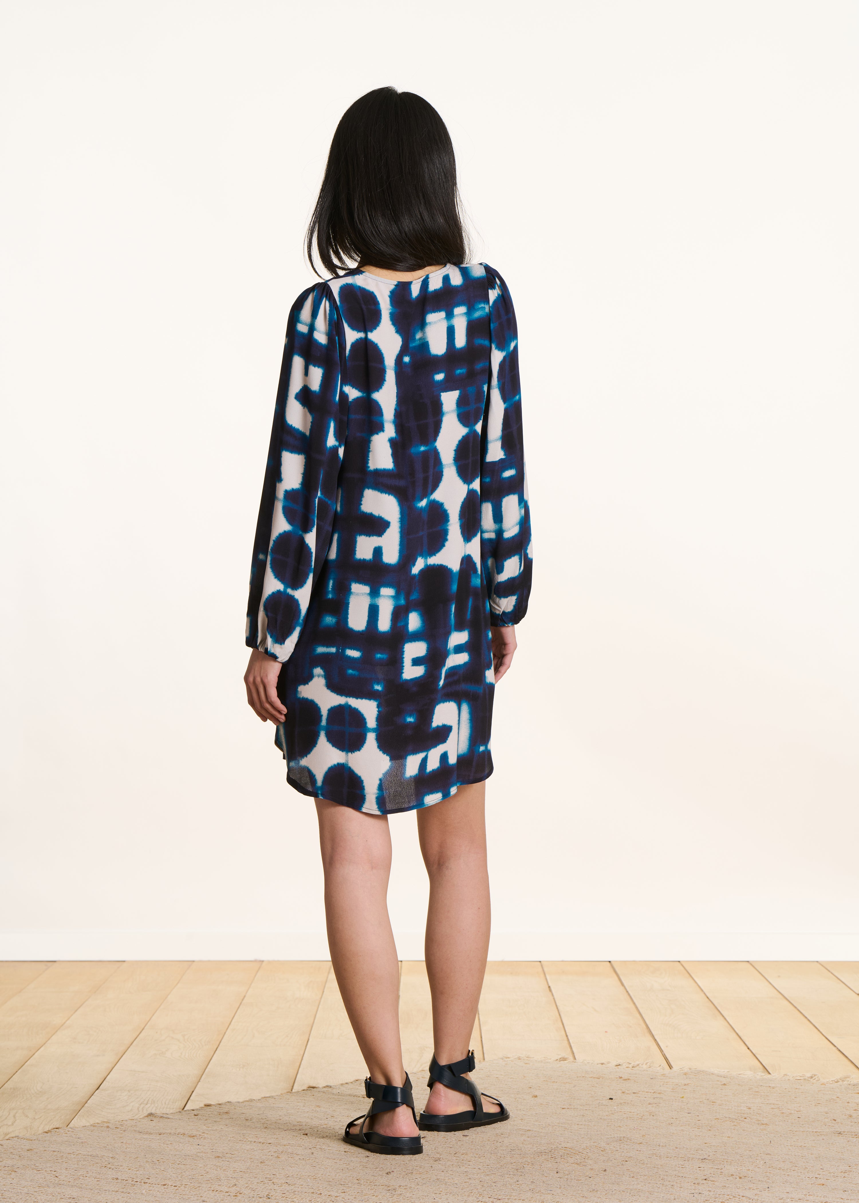 Loose short blue printed dress with long sleeves