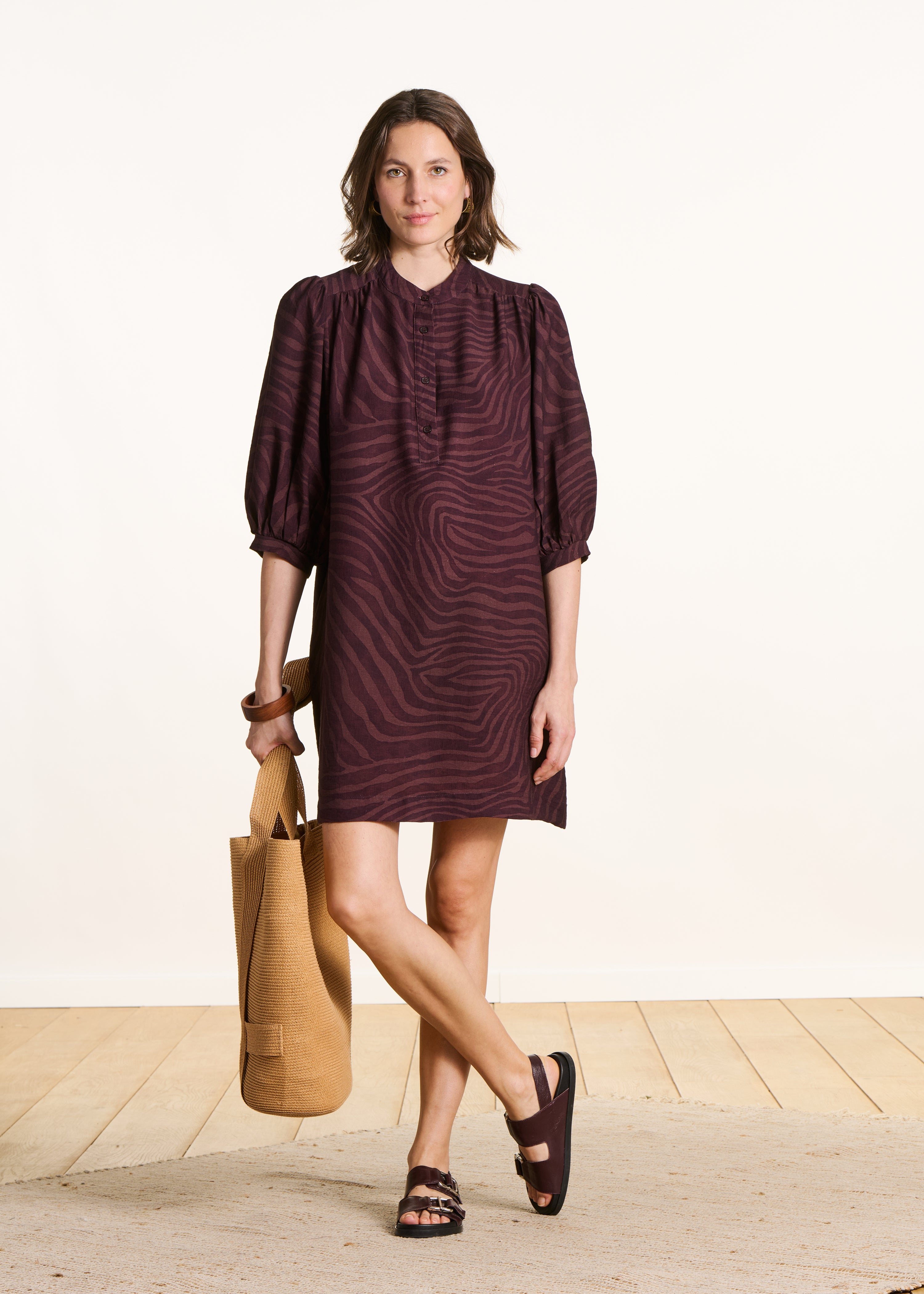 Abito corto marrone con stampa animalier