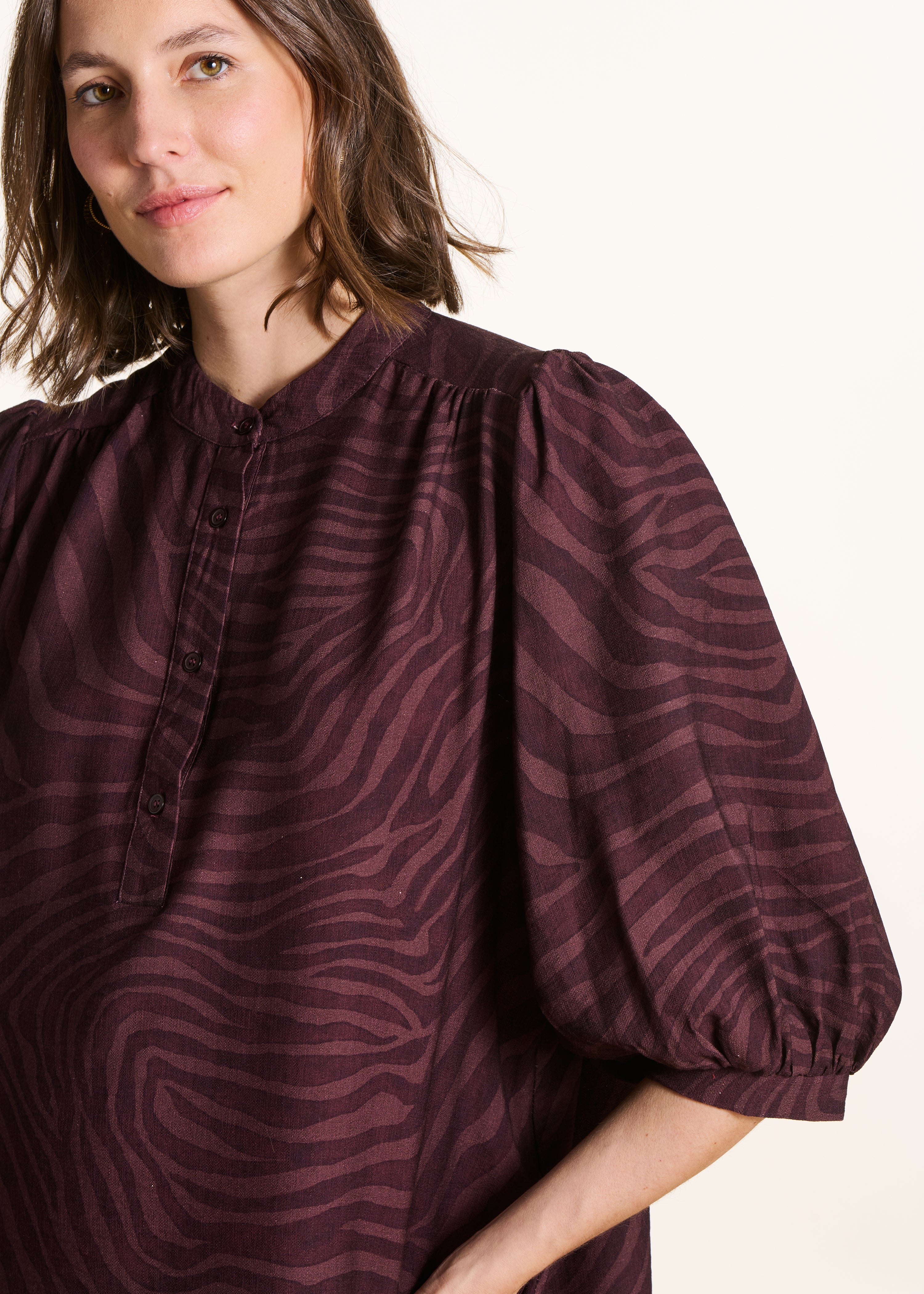 Abito corto marrone con stampa animalier