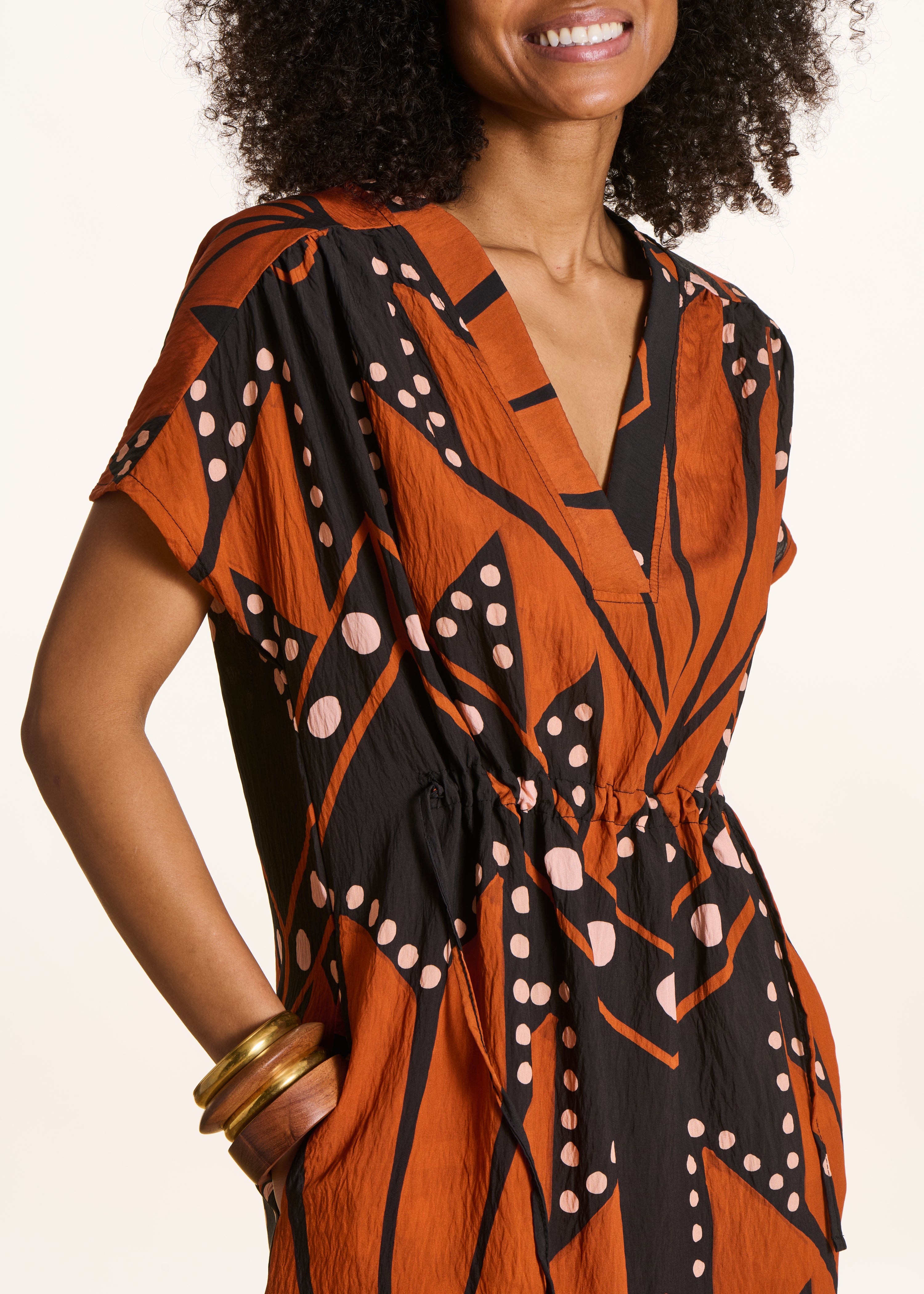 Robe longue col V à imprimé noir et orange