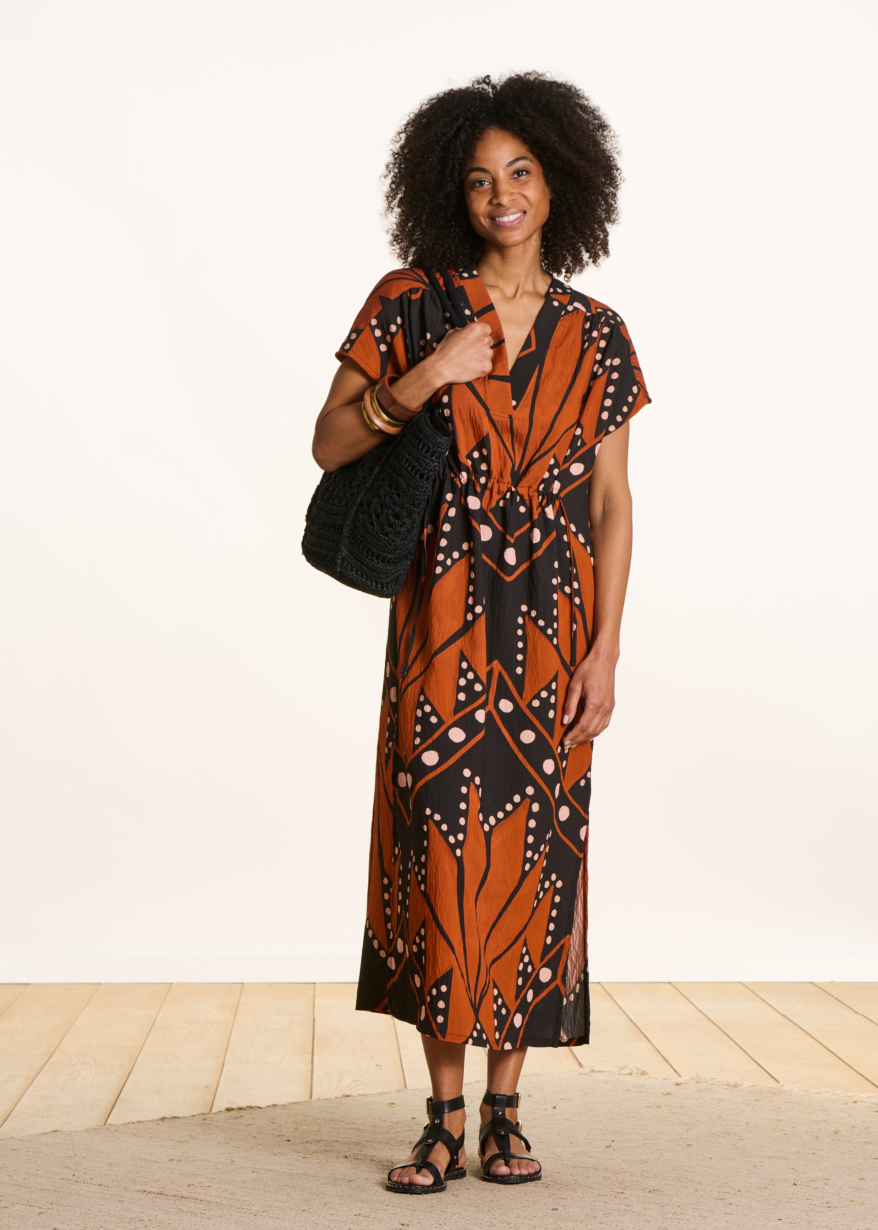 Robe longue col V à imprimé noir et orange