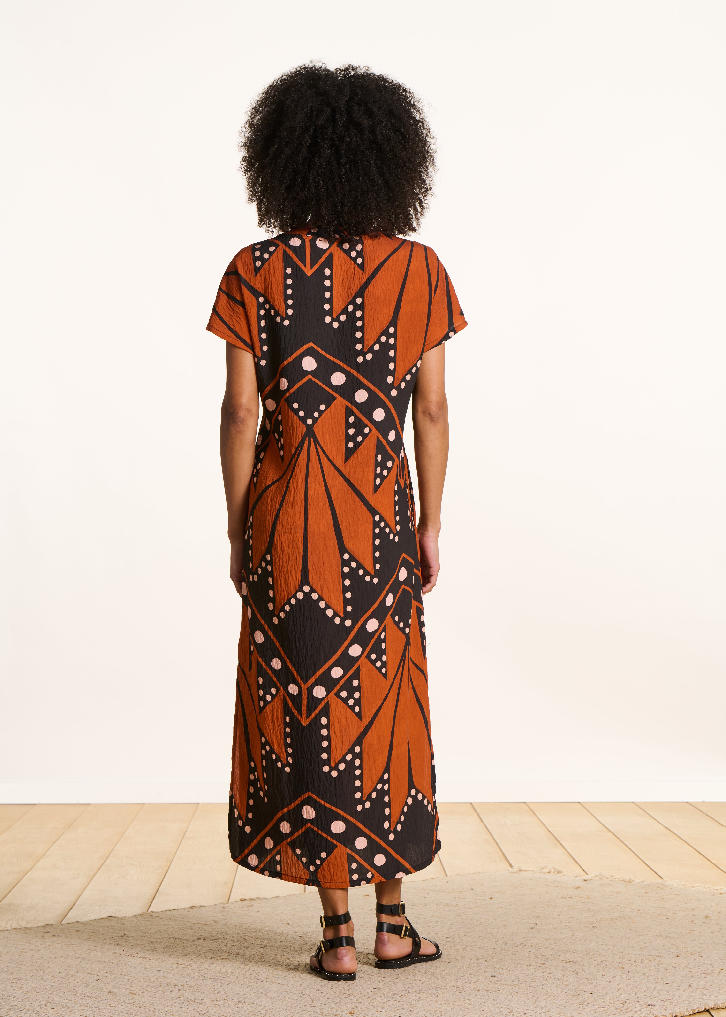 Robe longue col V à imprimé noir et orange