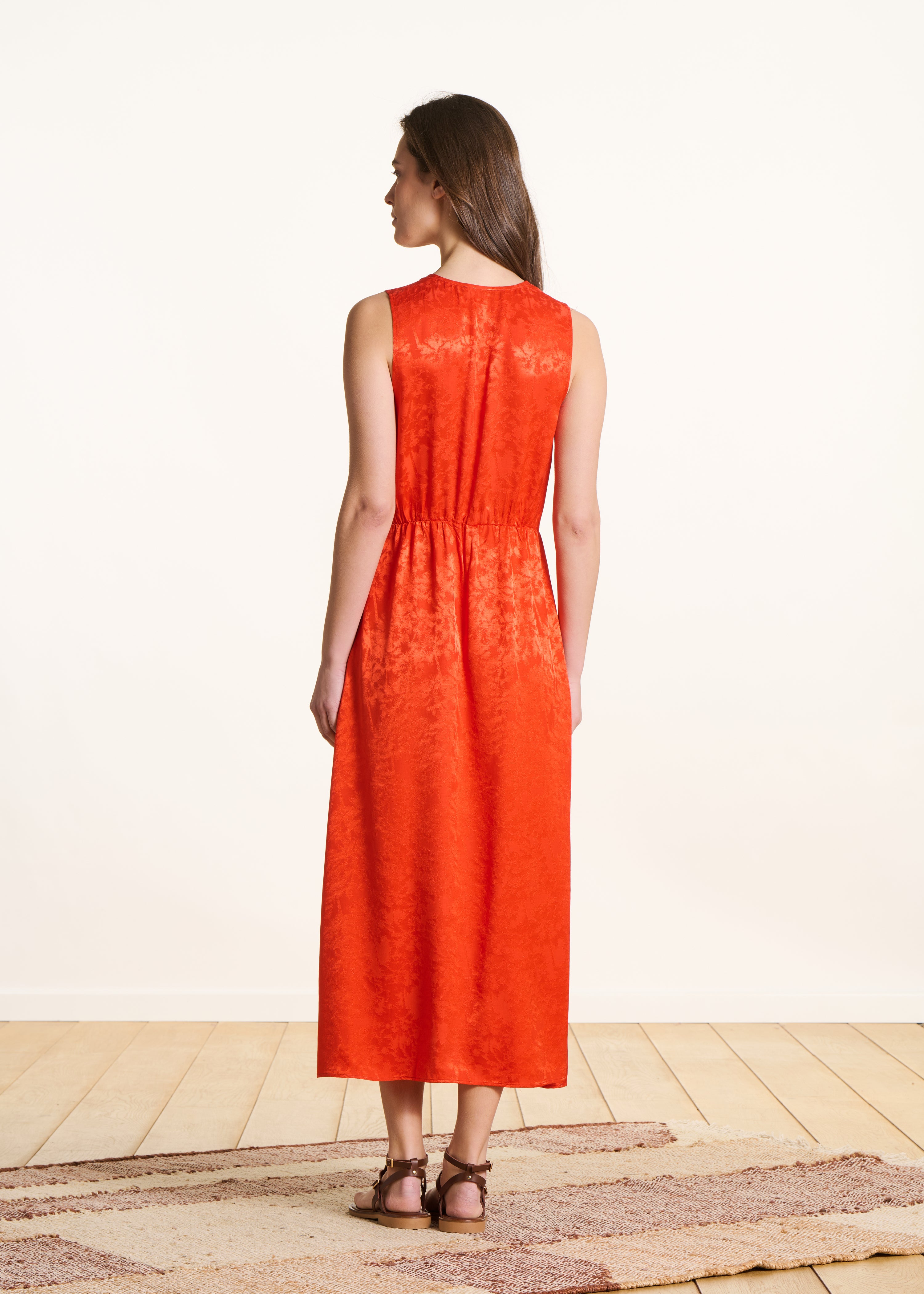 Abito lungo fluido arancione in jacquard