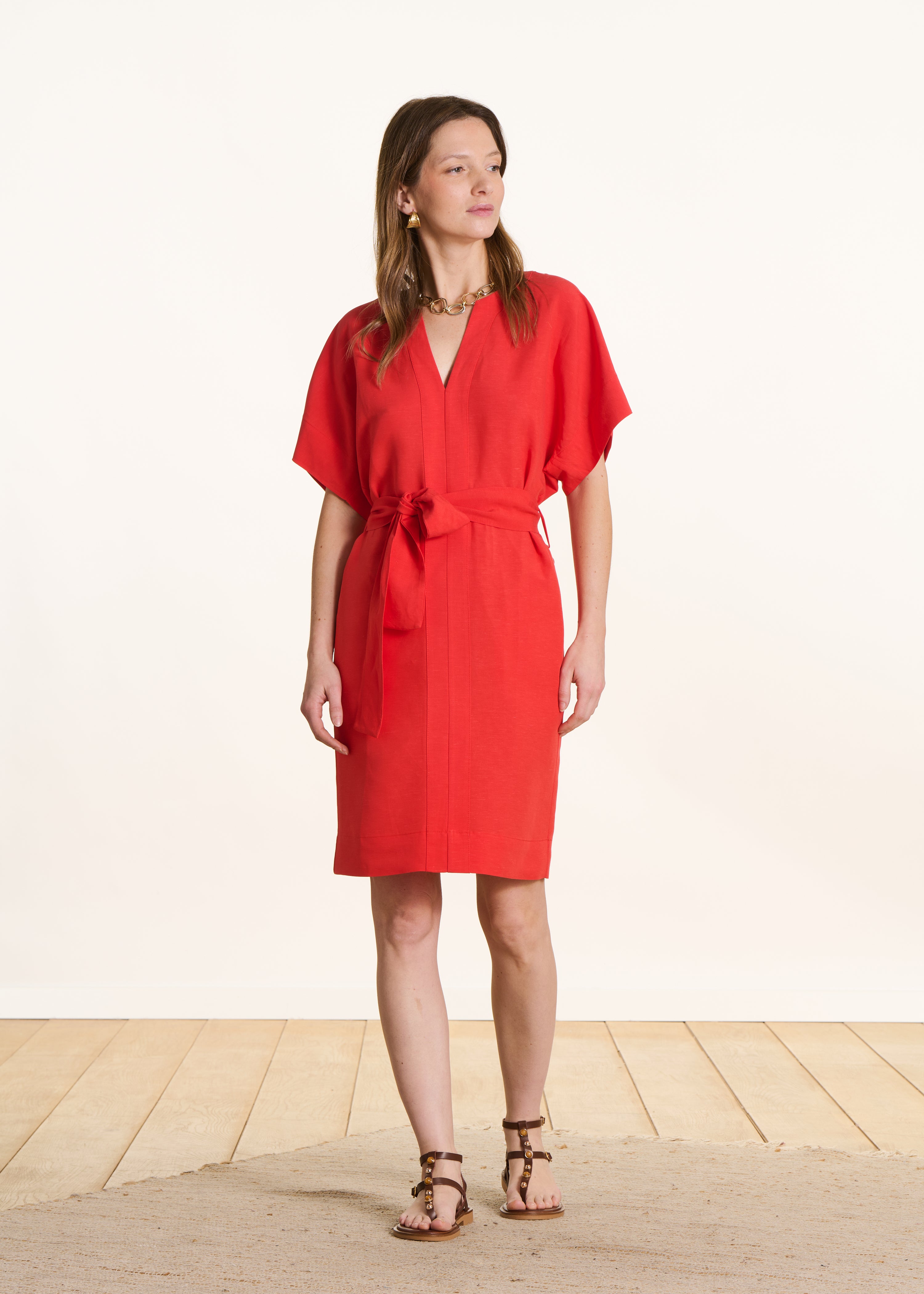 Rotes weites kurzes Kleid mit kurzen Ärmeln