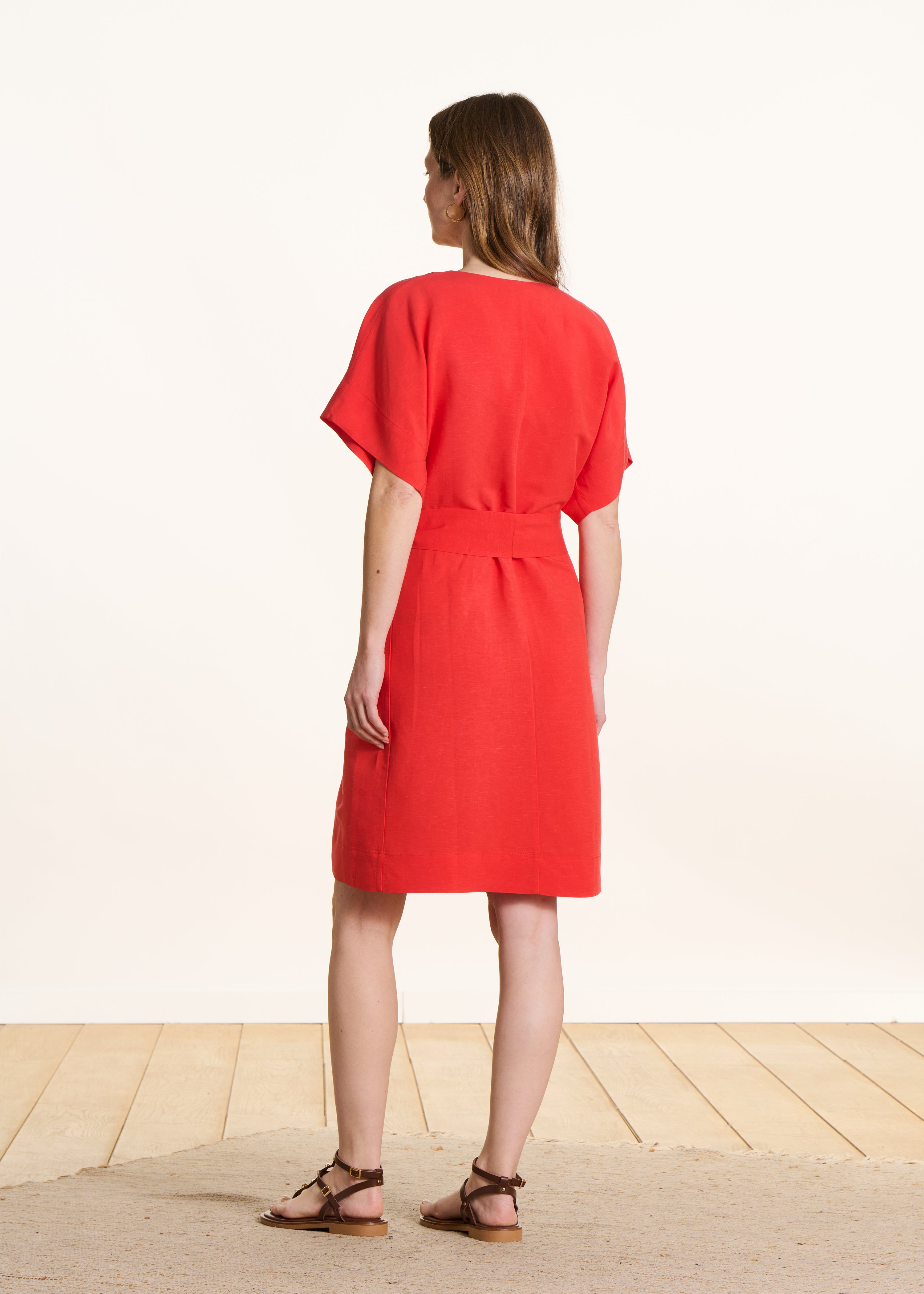 Rotes weites kurzes Kleid mit kurzen Ärmeln