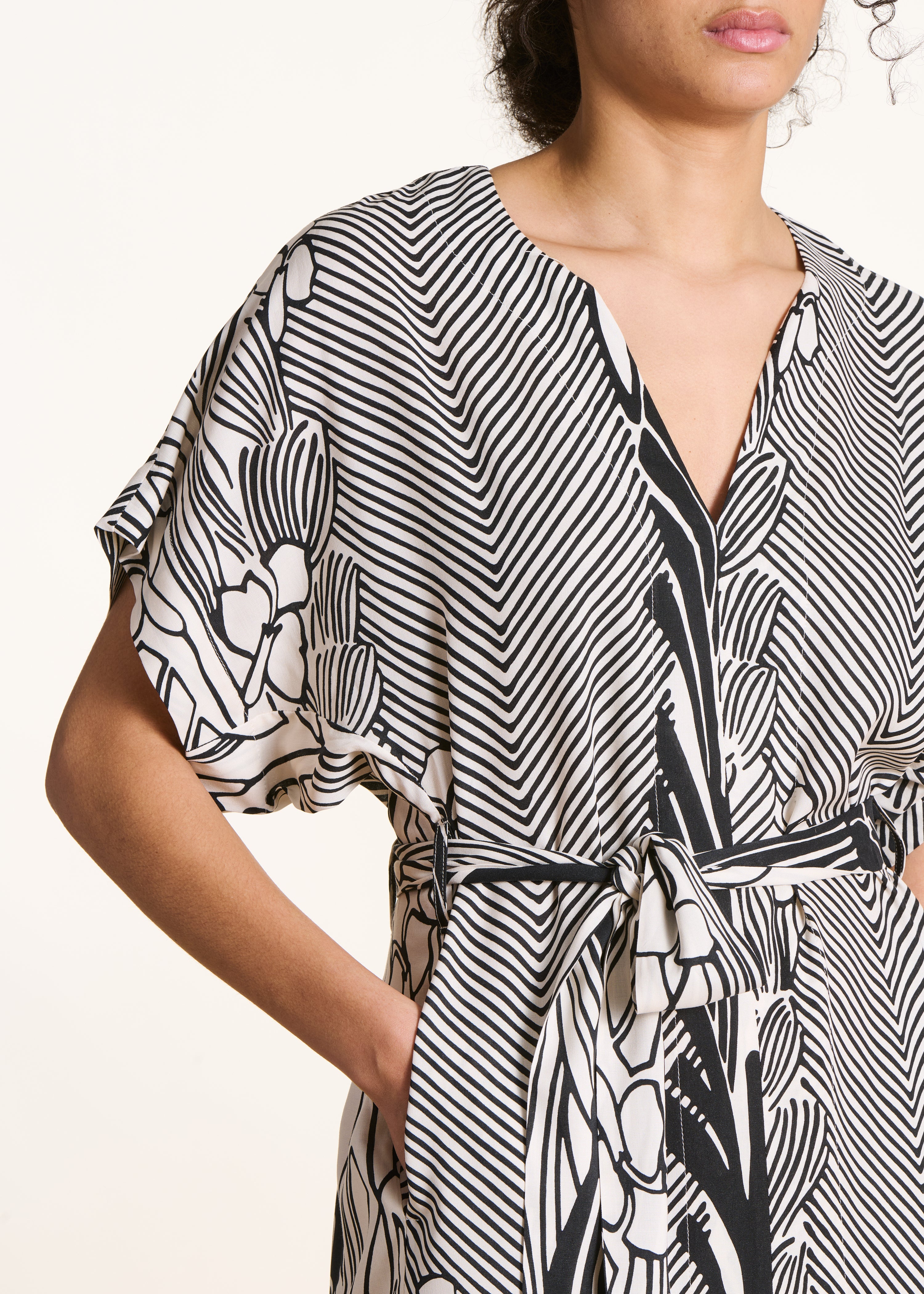 Vestido corto amplio con estampado negro y blanco