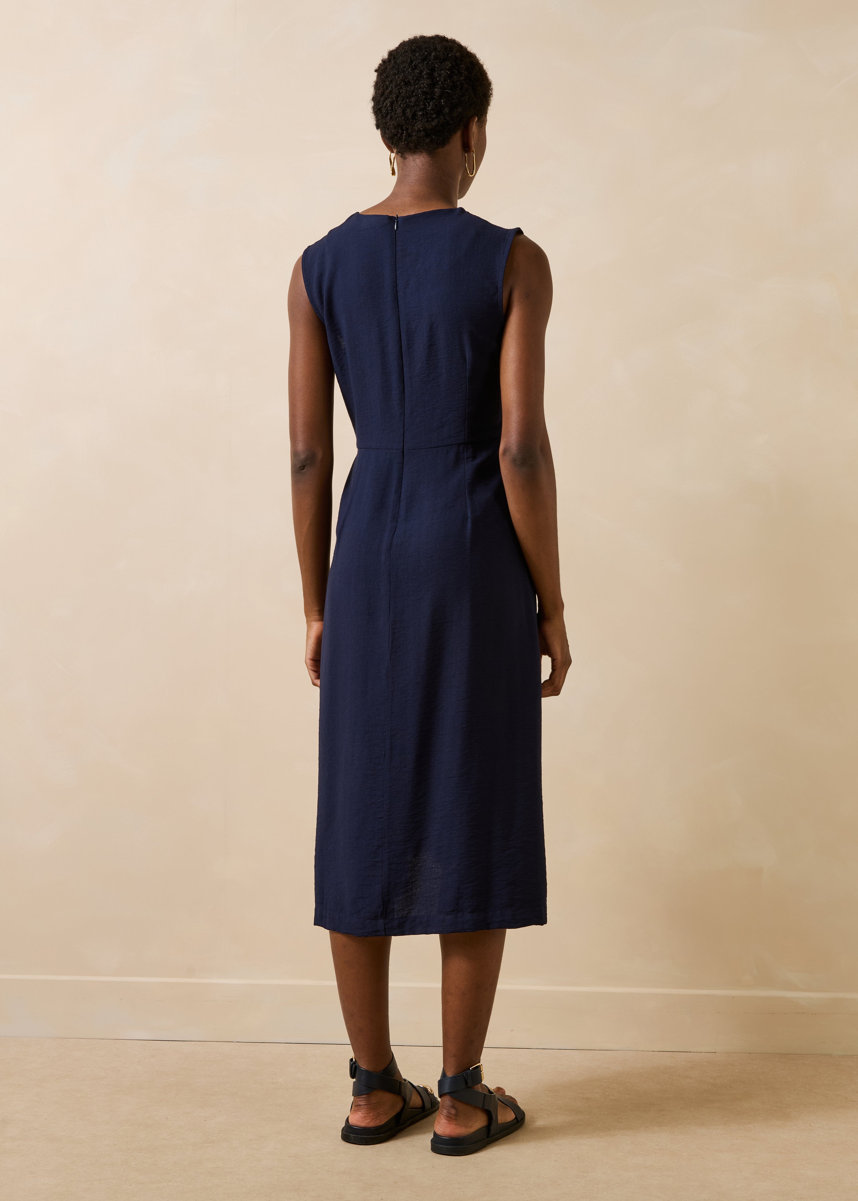 Ärmelloses, tailliertes Midikleid in Marineblau