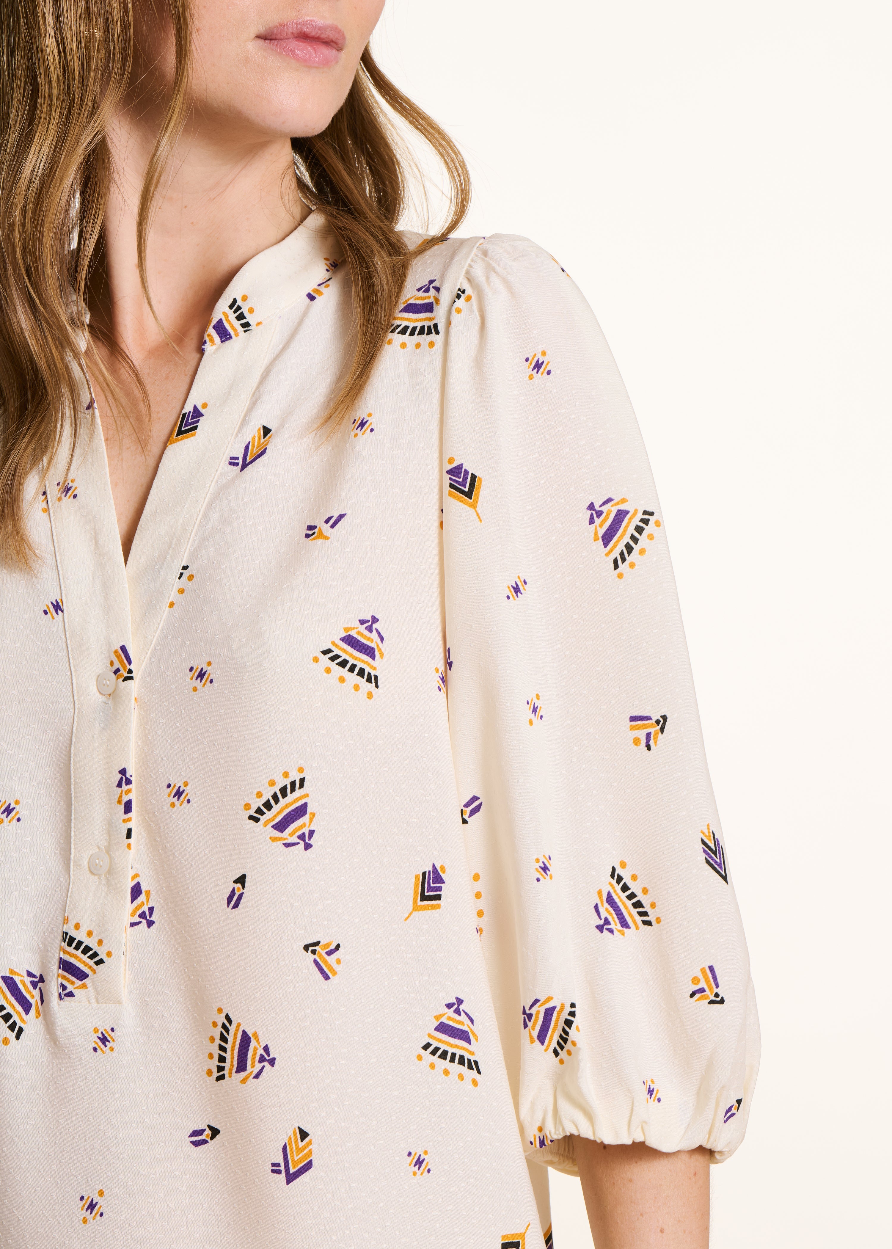 Loose short off-white dress with print
