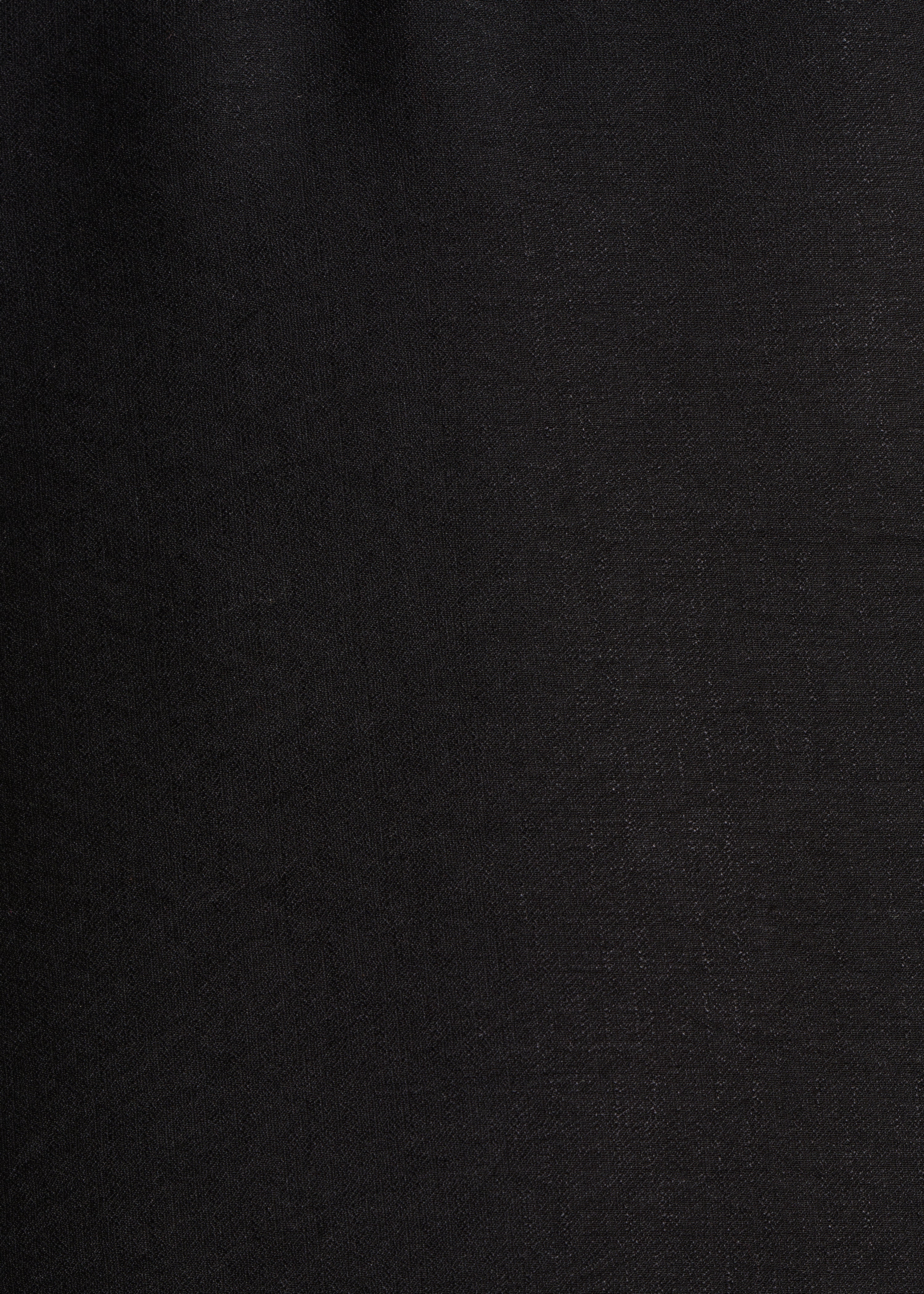 Vestido corto negro con escote en V y hebilla