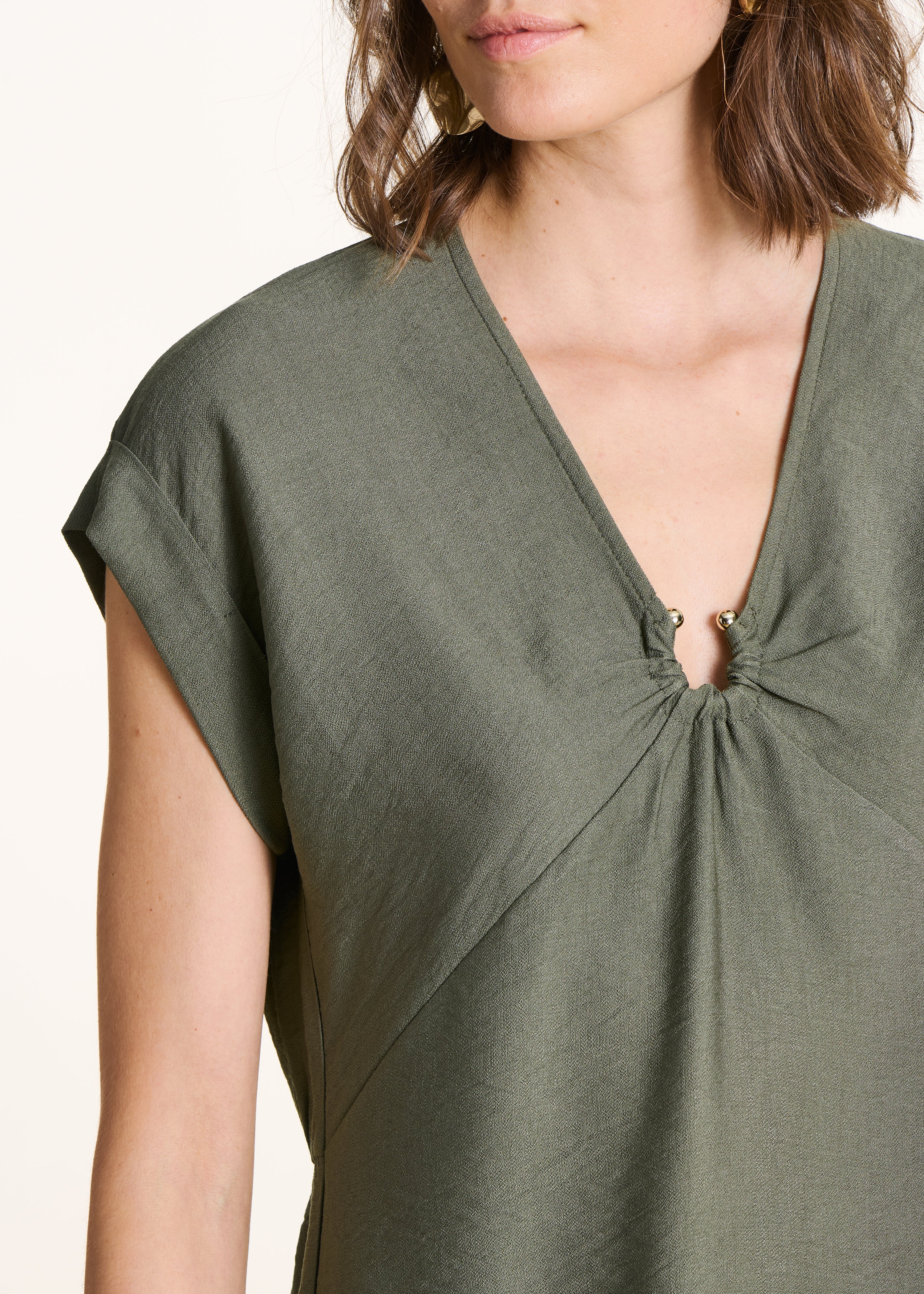 Short khaki dress with V-neck and buckle