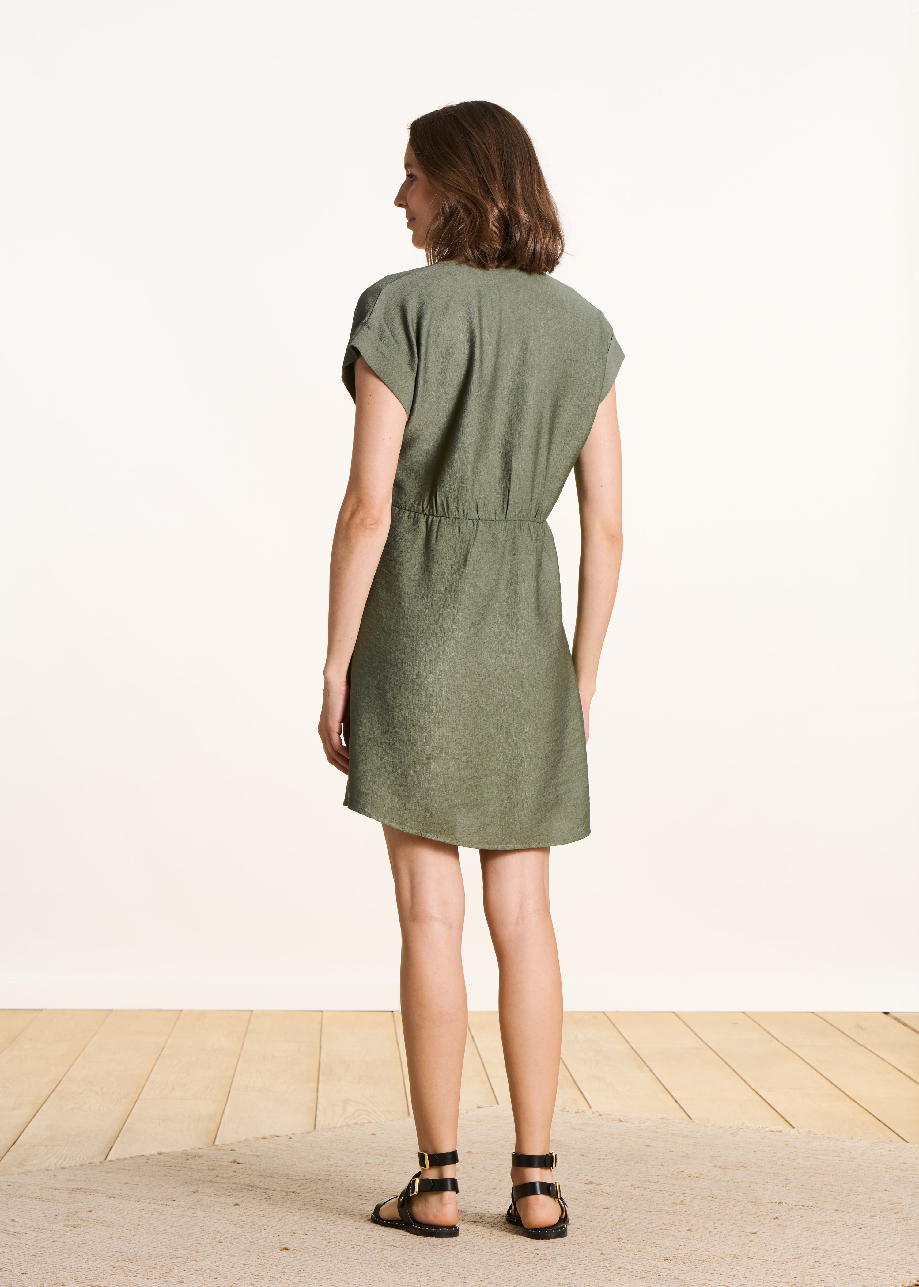 Short khaki dress with V-neck and buckle