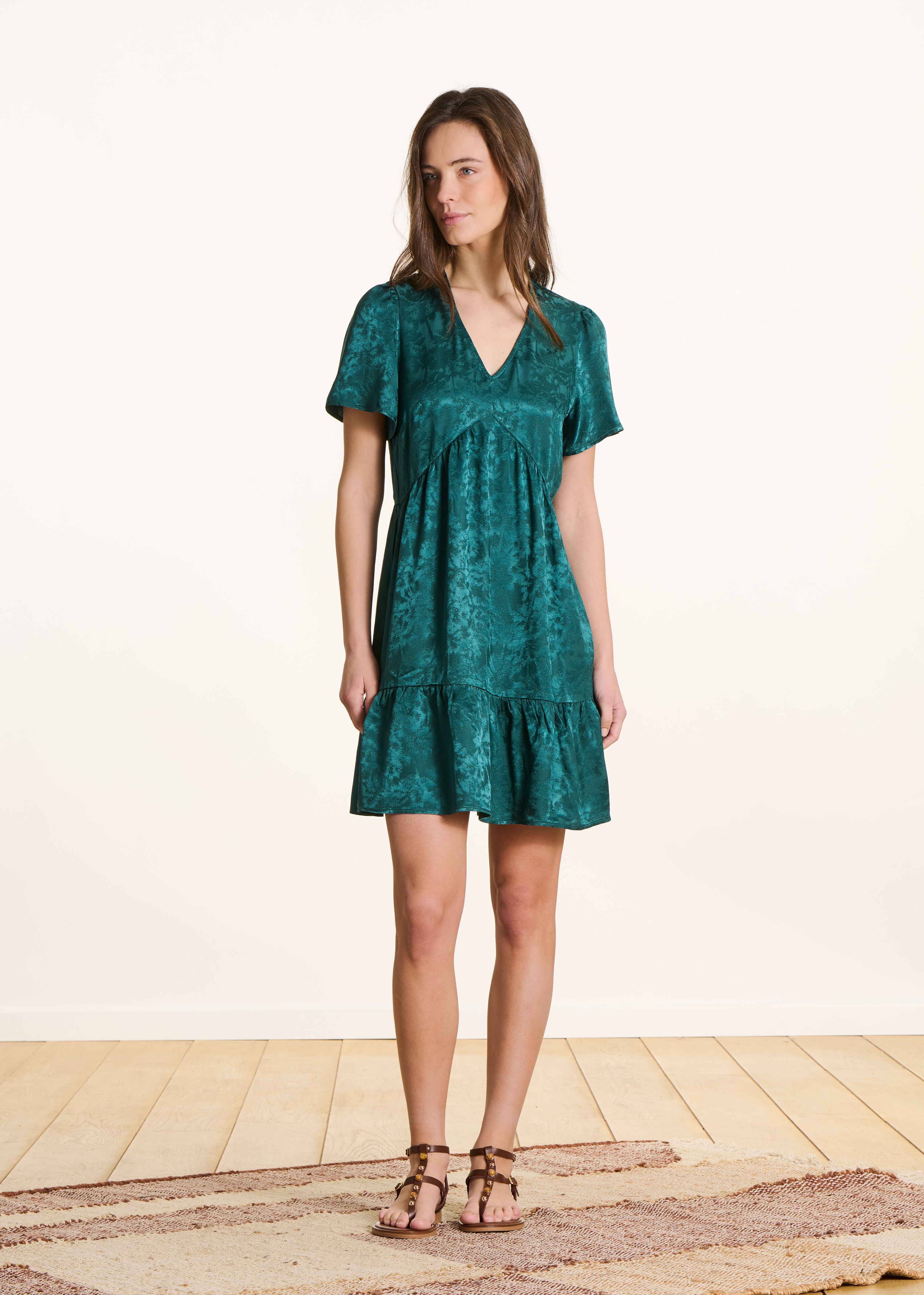 Vestido corto fluido verde petróleo en jacquard