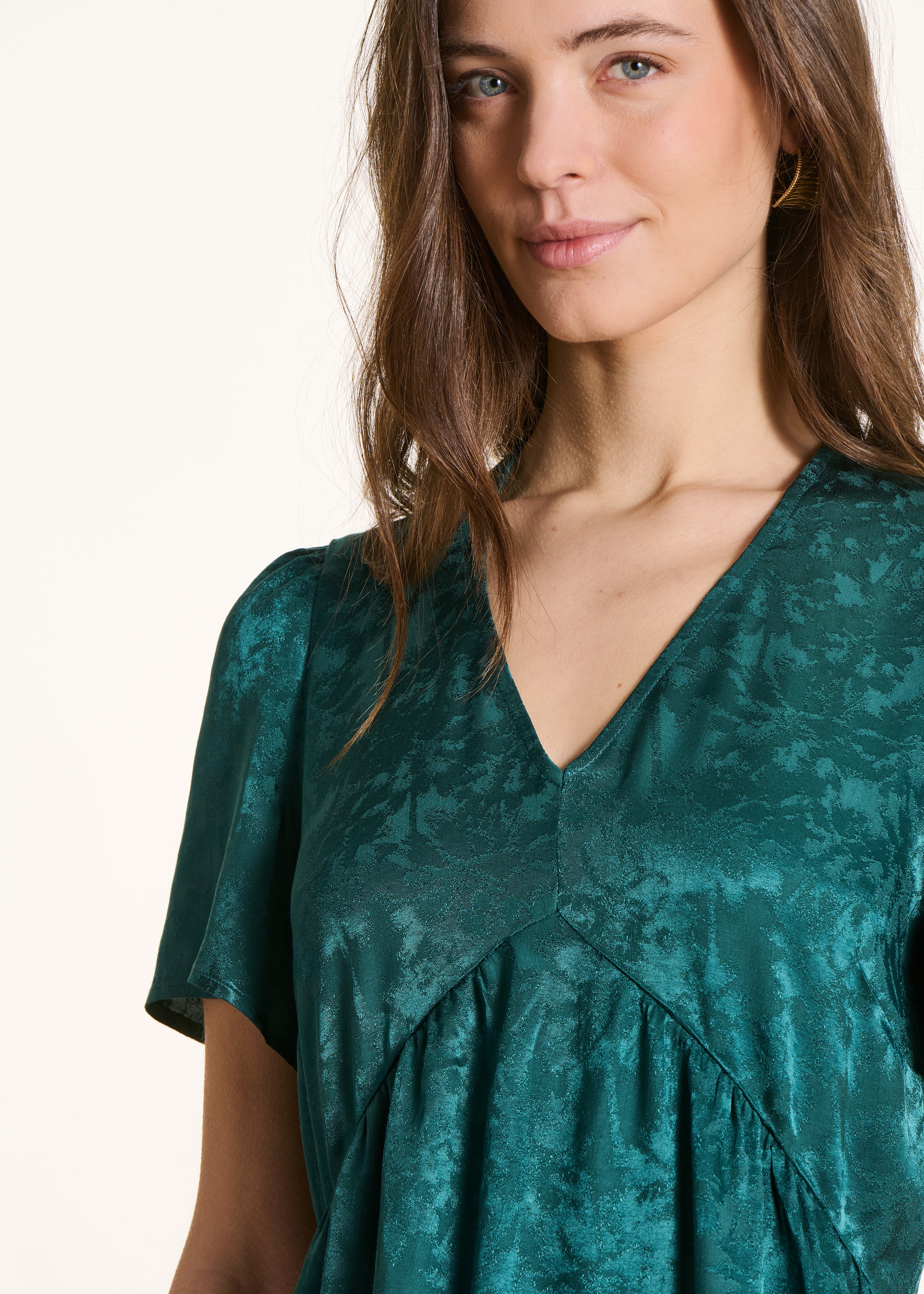 Vestido corto fluido verde petróleo en jacquard