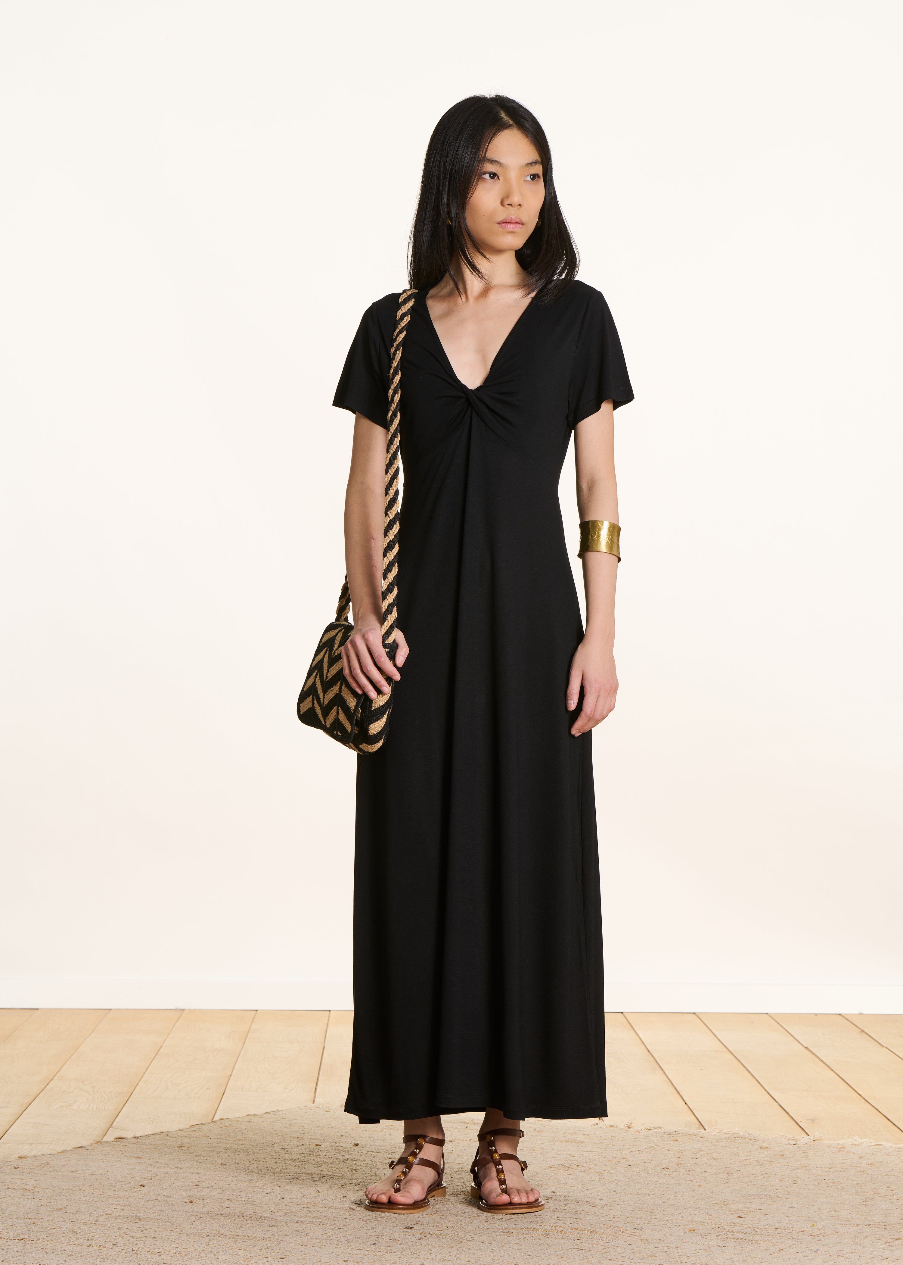 Robe longue cintrée noire à manches courtes