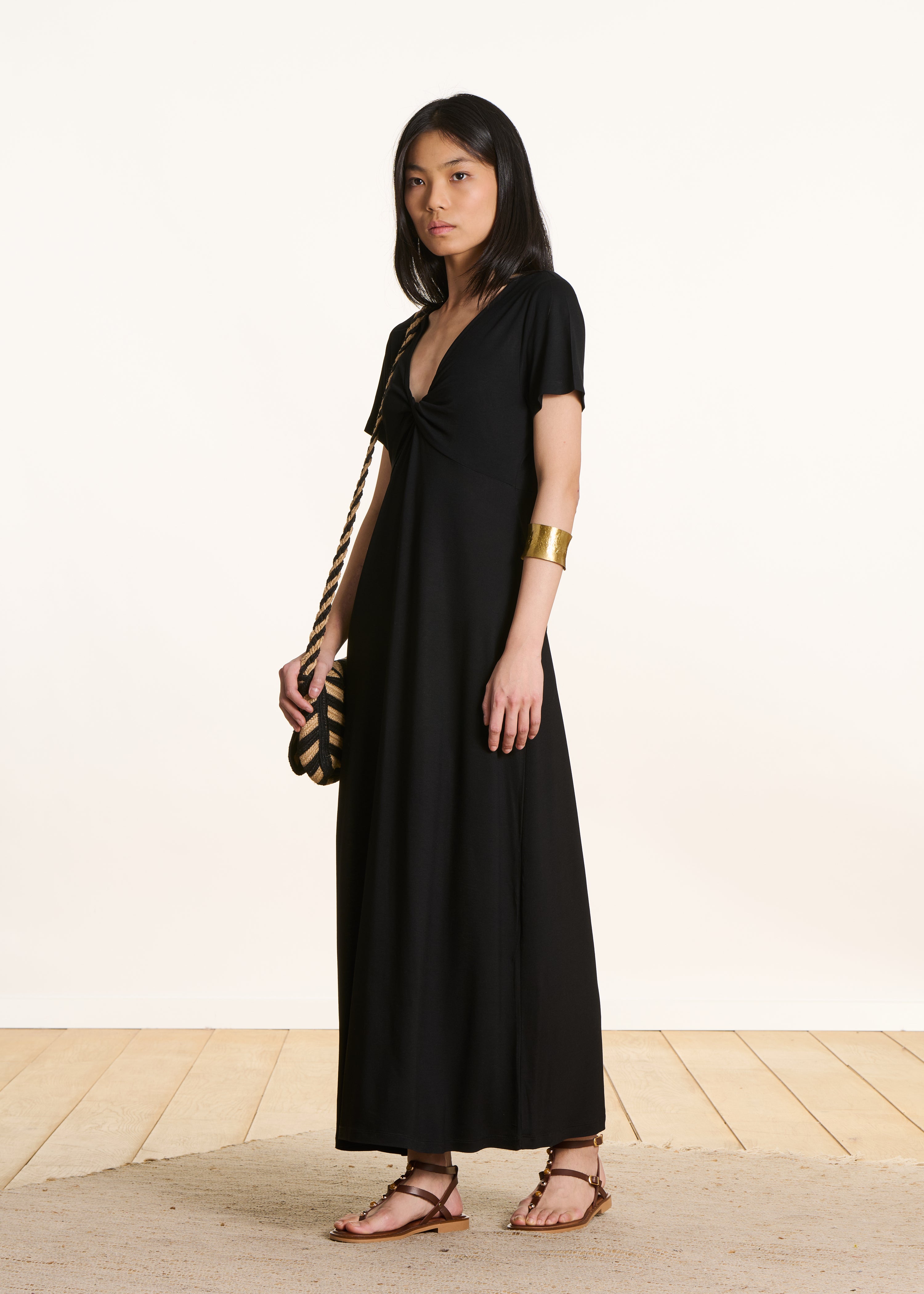 Robe longue cintrée noire à manches courtes