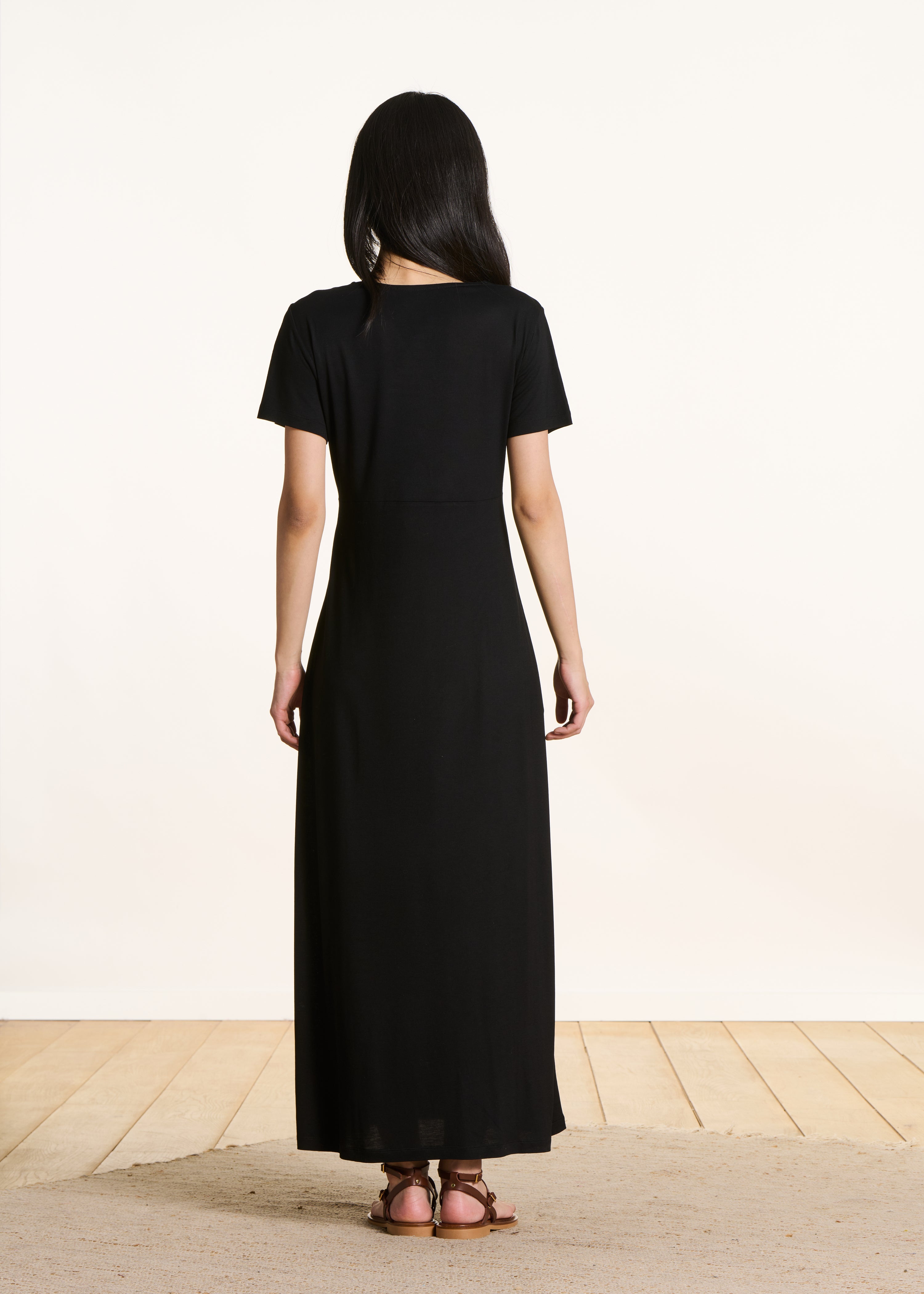 Robe longue cintrée noire à manches courtes