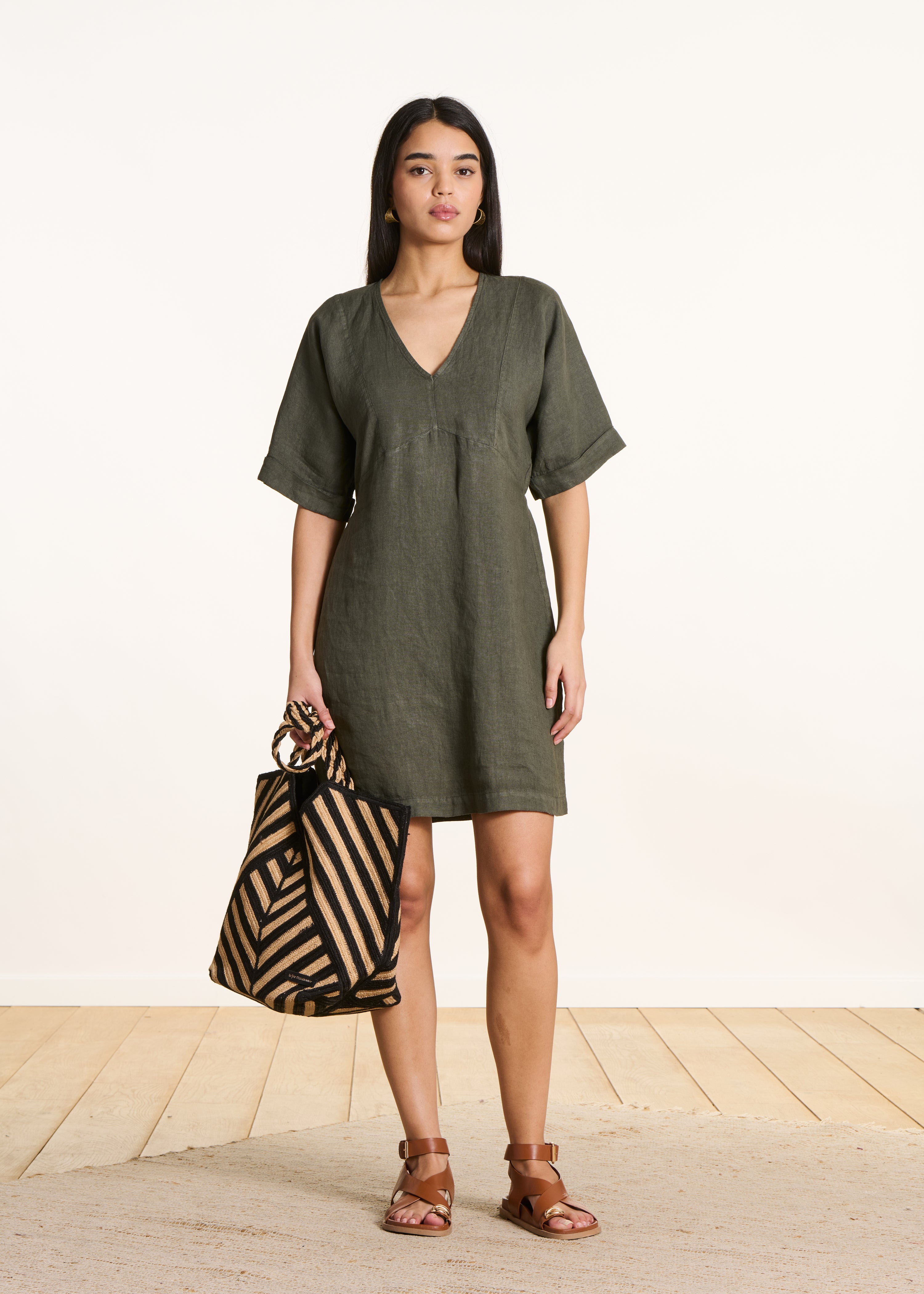 Vestido corto amplio kaki de lino con cuello en V