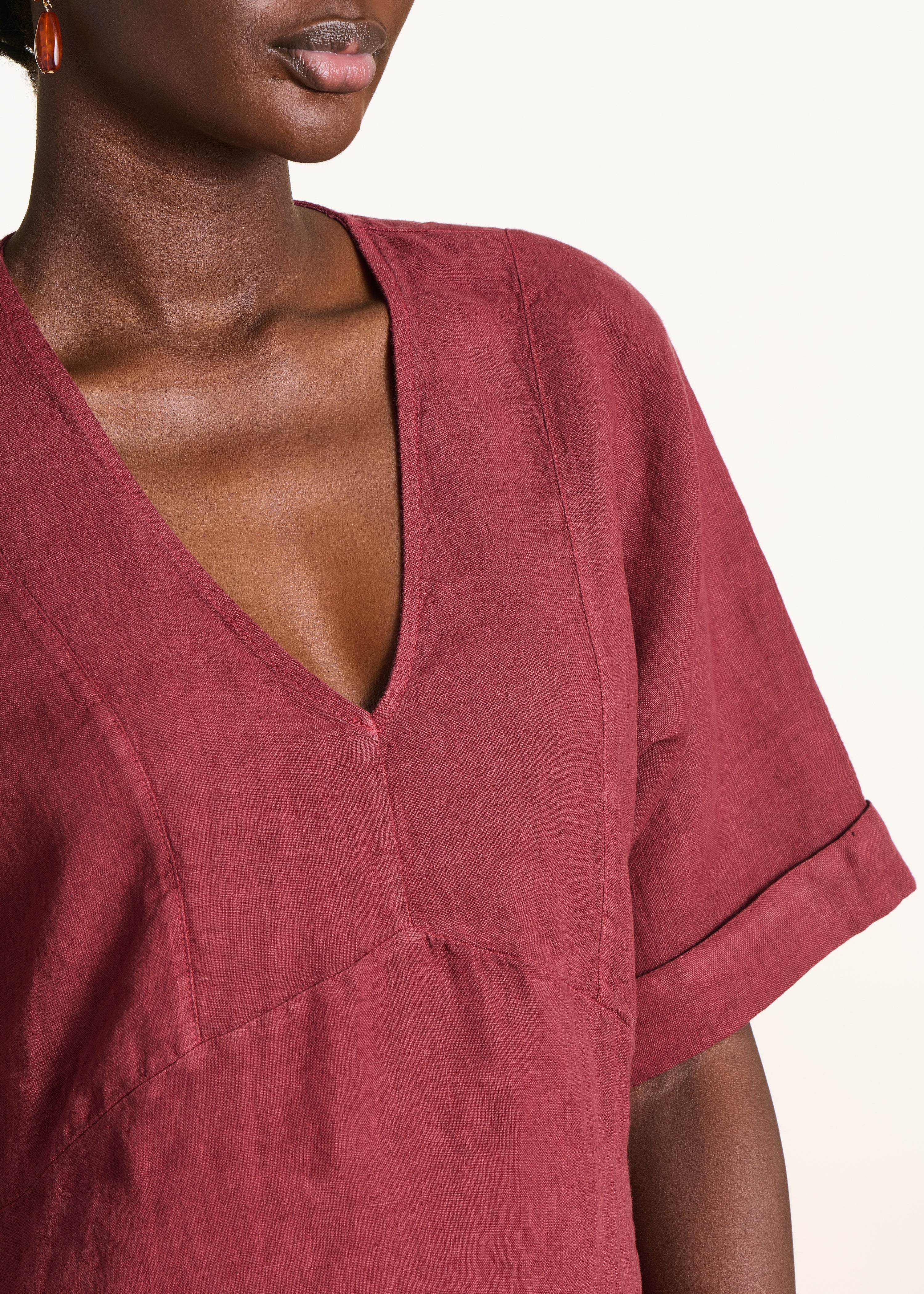 Abito corto ampio bordeaux in lino con scollo a V