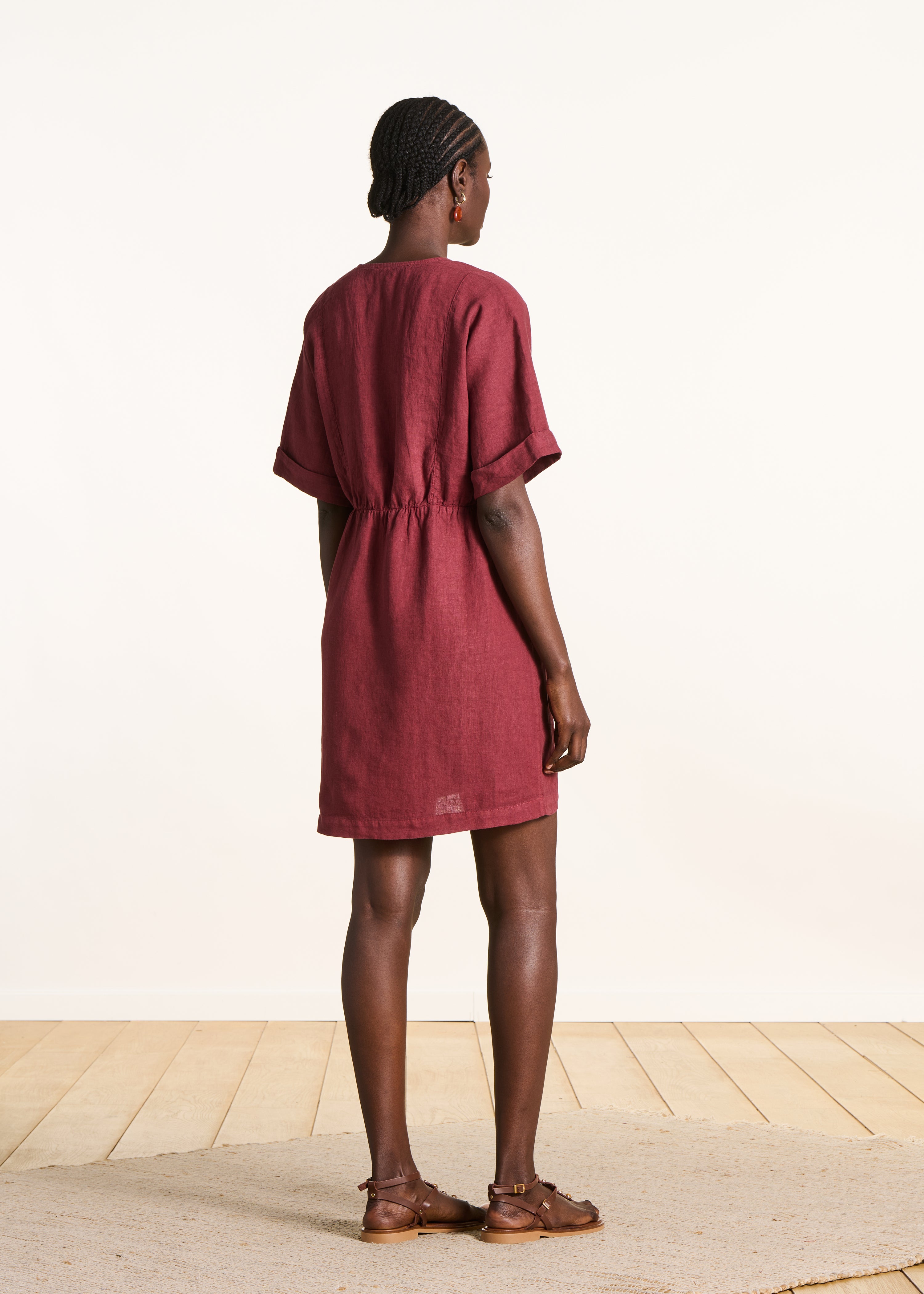 Abito corto ampio bordeaux in lino con scollo a V