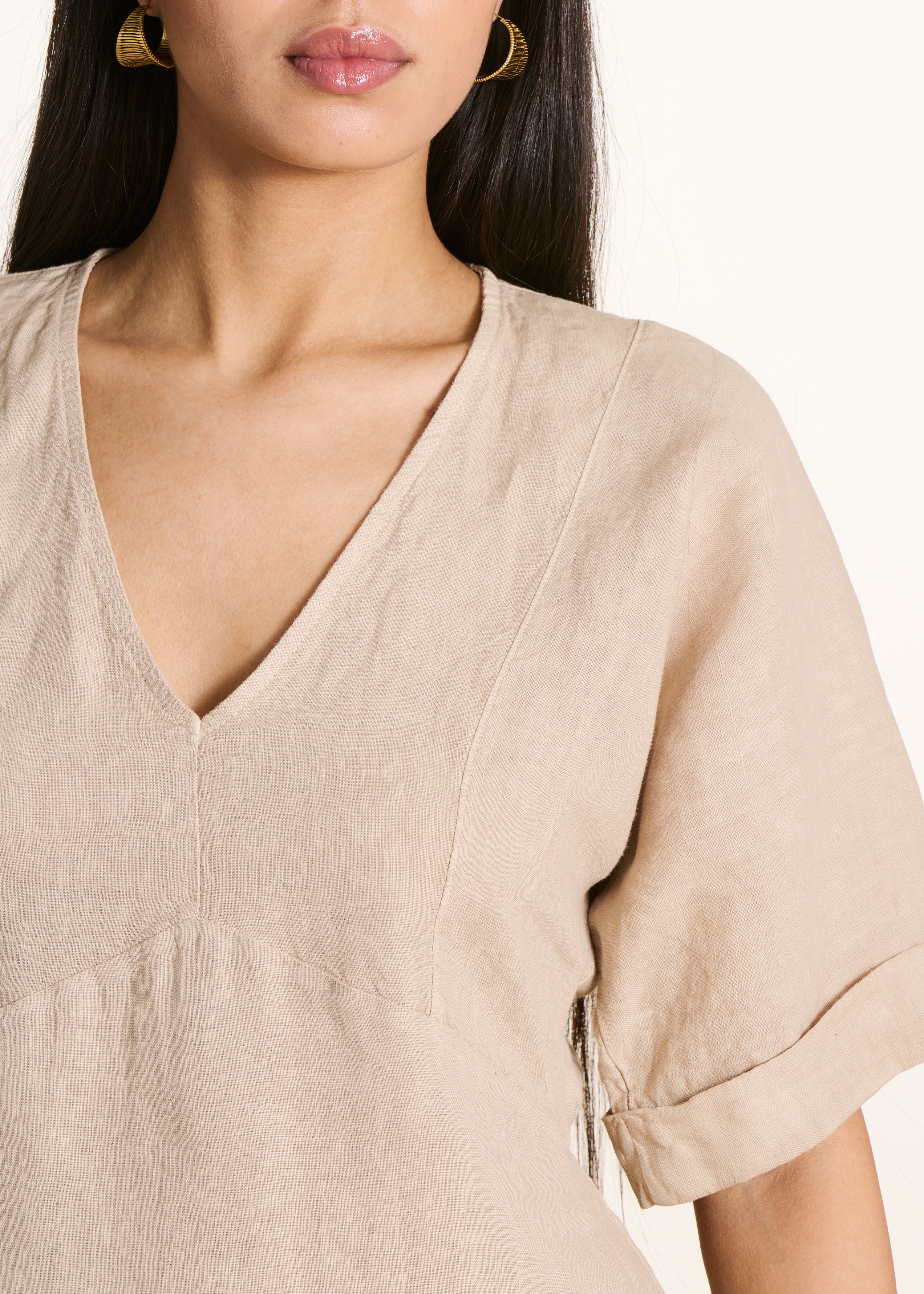 Losvallende korte jurk in beige linnen met V-hals