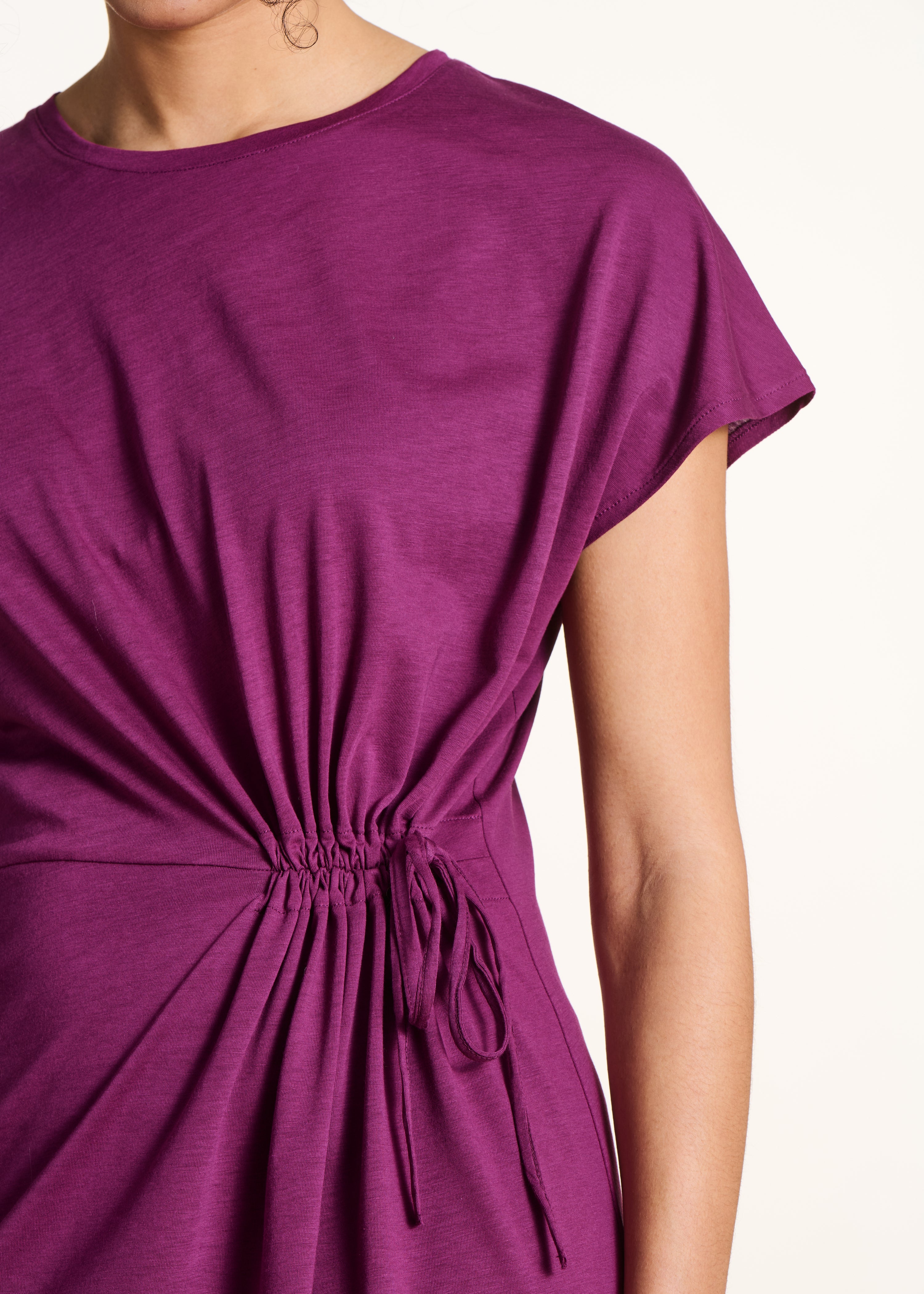 Vestido corto fluido violeta mangas cortas
