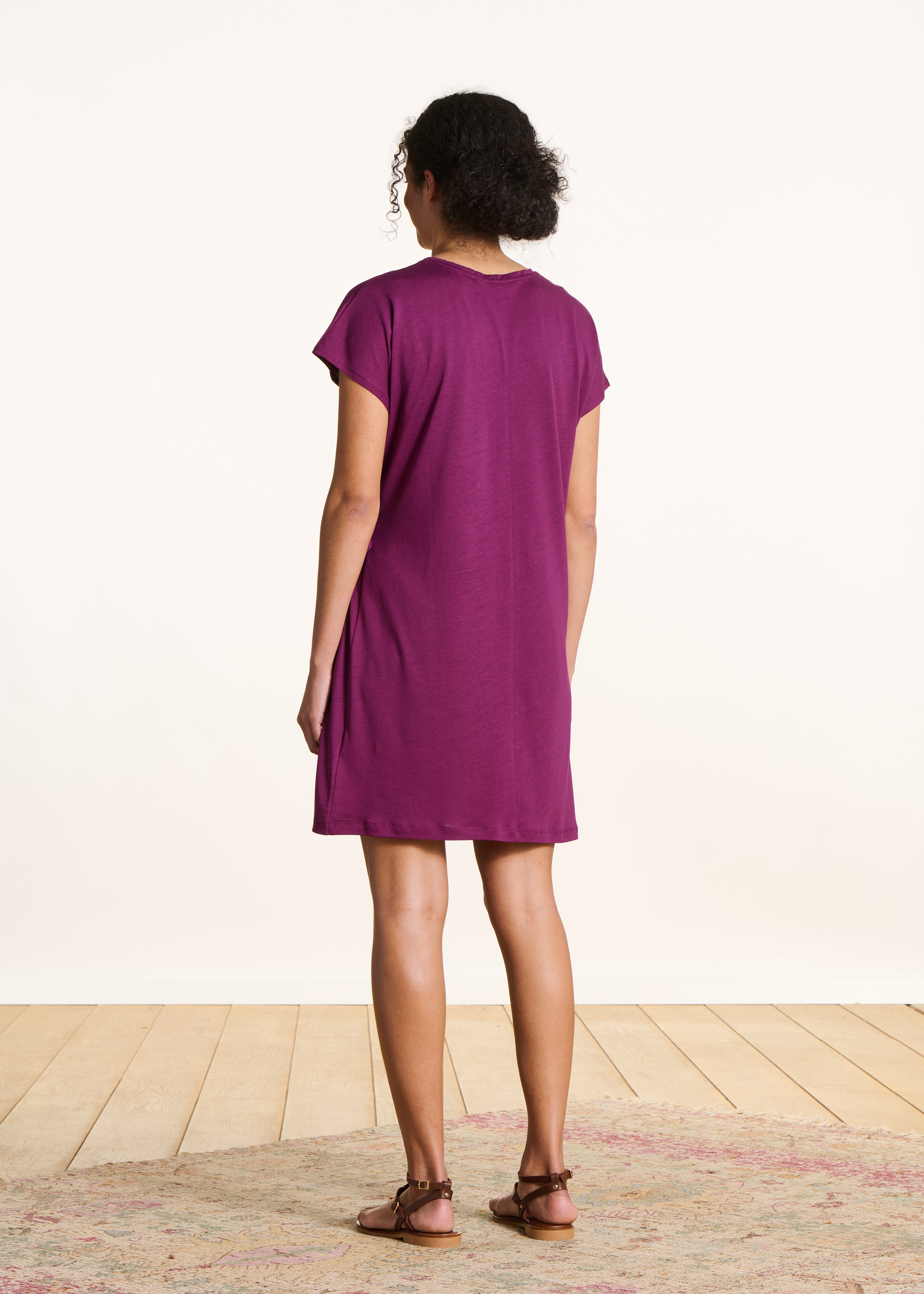Vestido corto fluido violeta mangas cortas